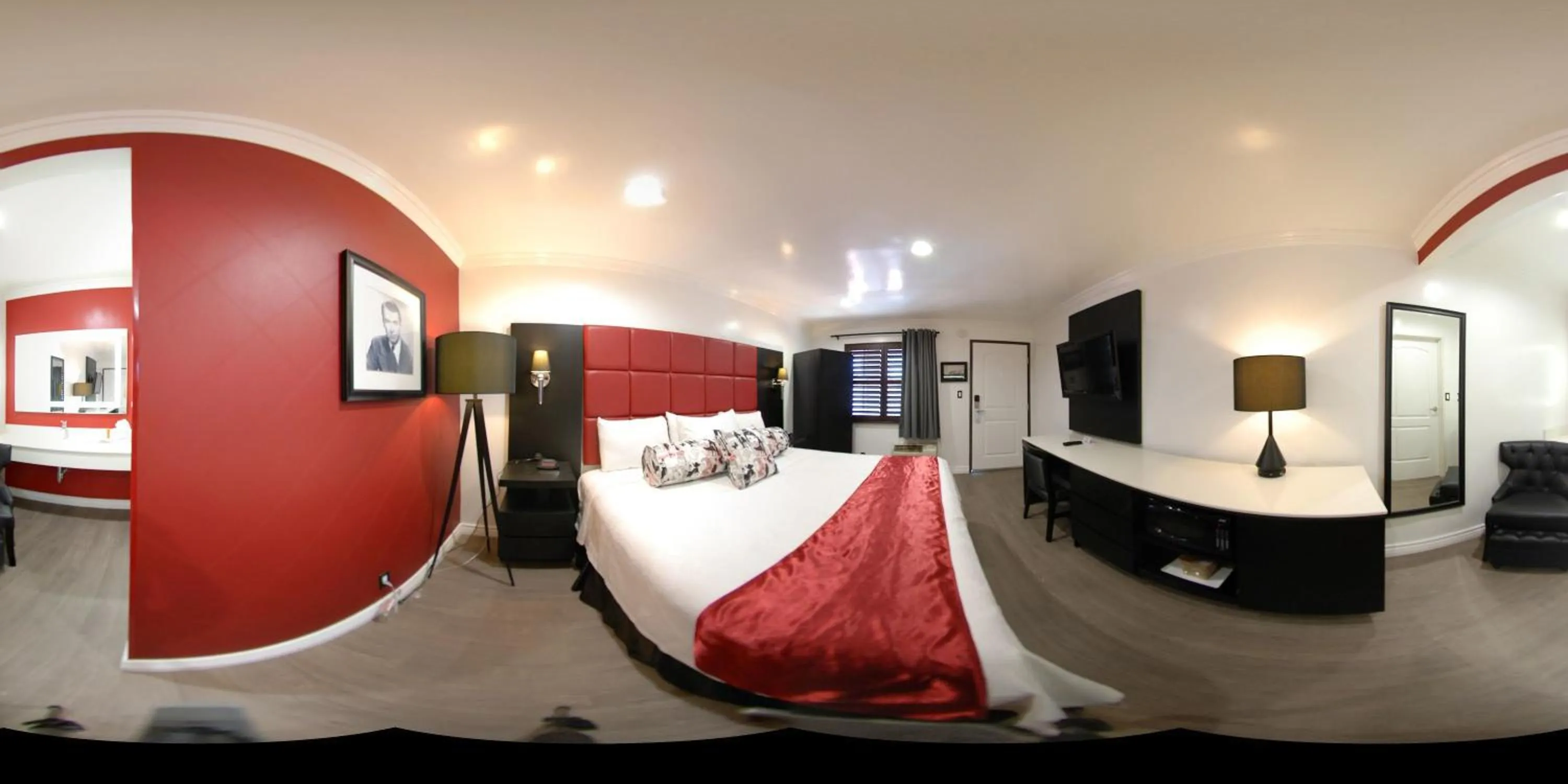Photo of the whole room, Bed in Legend Hotel Hollywood
