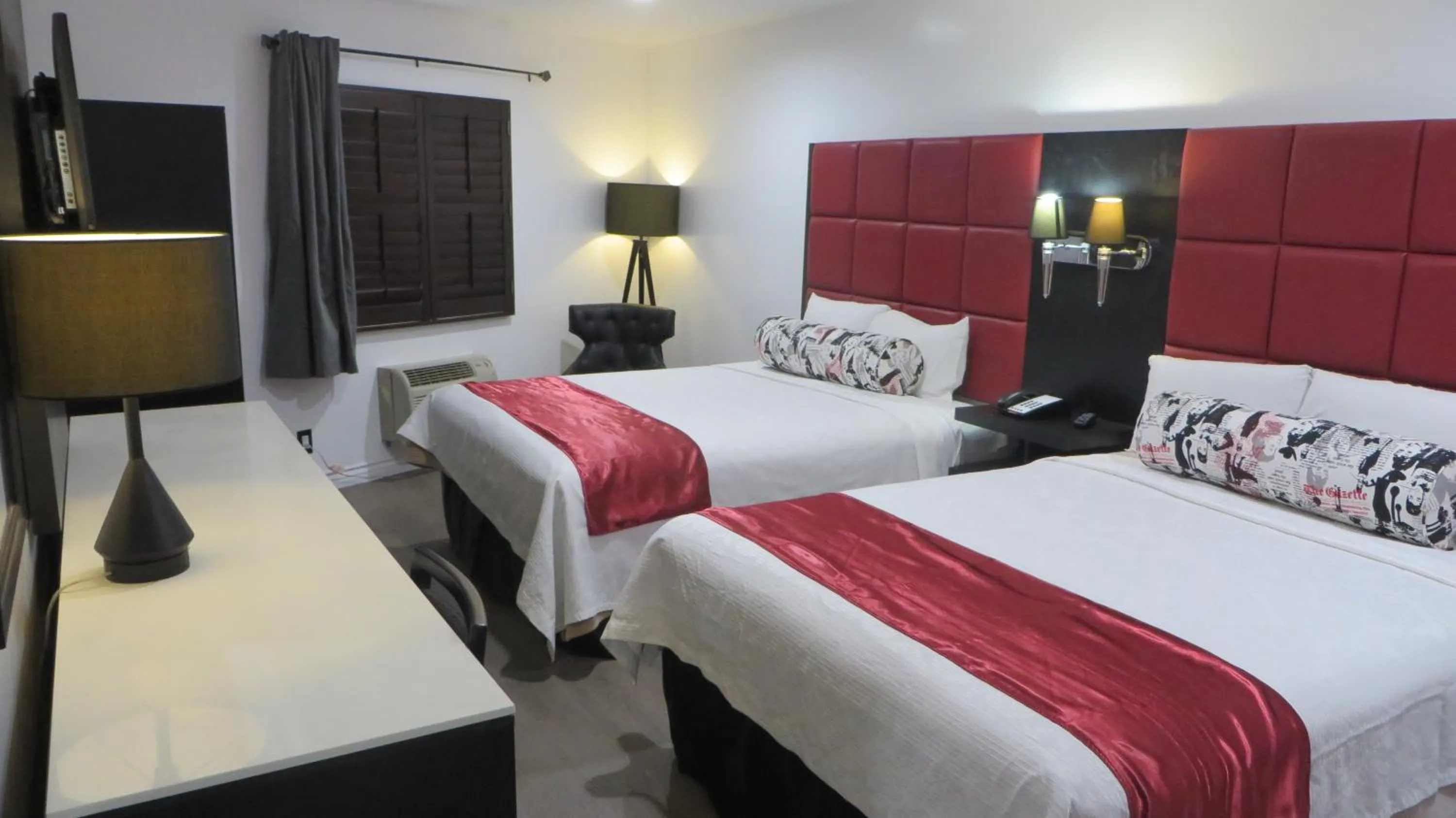 Photo of the whole room, Bed in Legend Hotel Hollywood