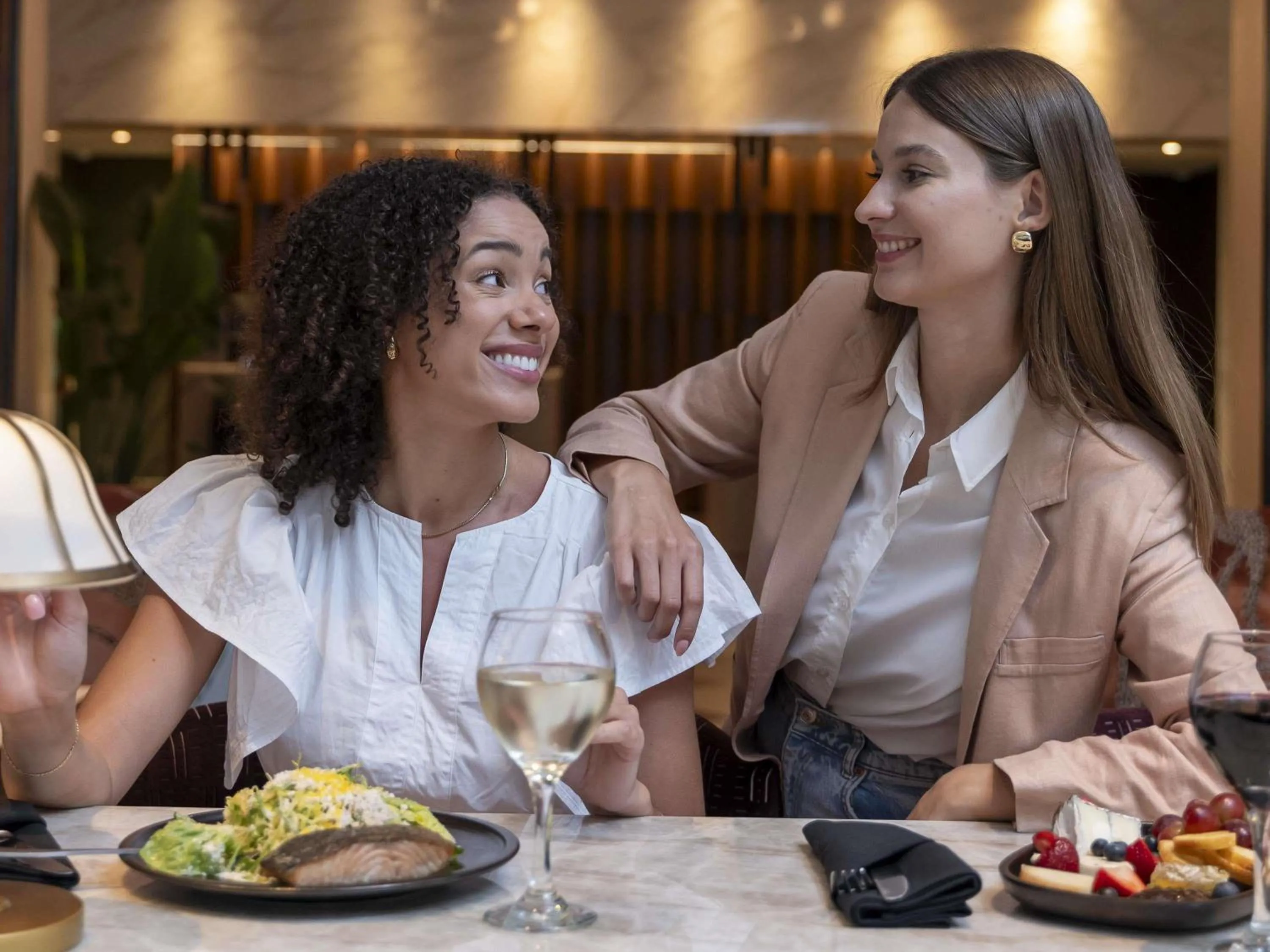 Lounge or bar in Sofitel Philadelphia at Rittenhouse Square