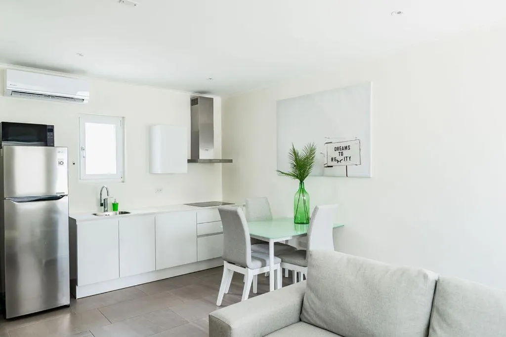 Kitchen or kitchenette in The Palm Leaf Apartments