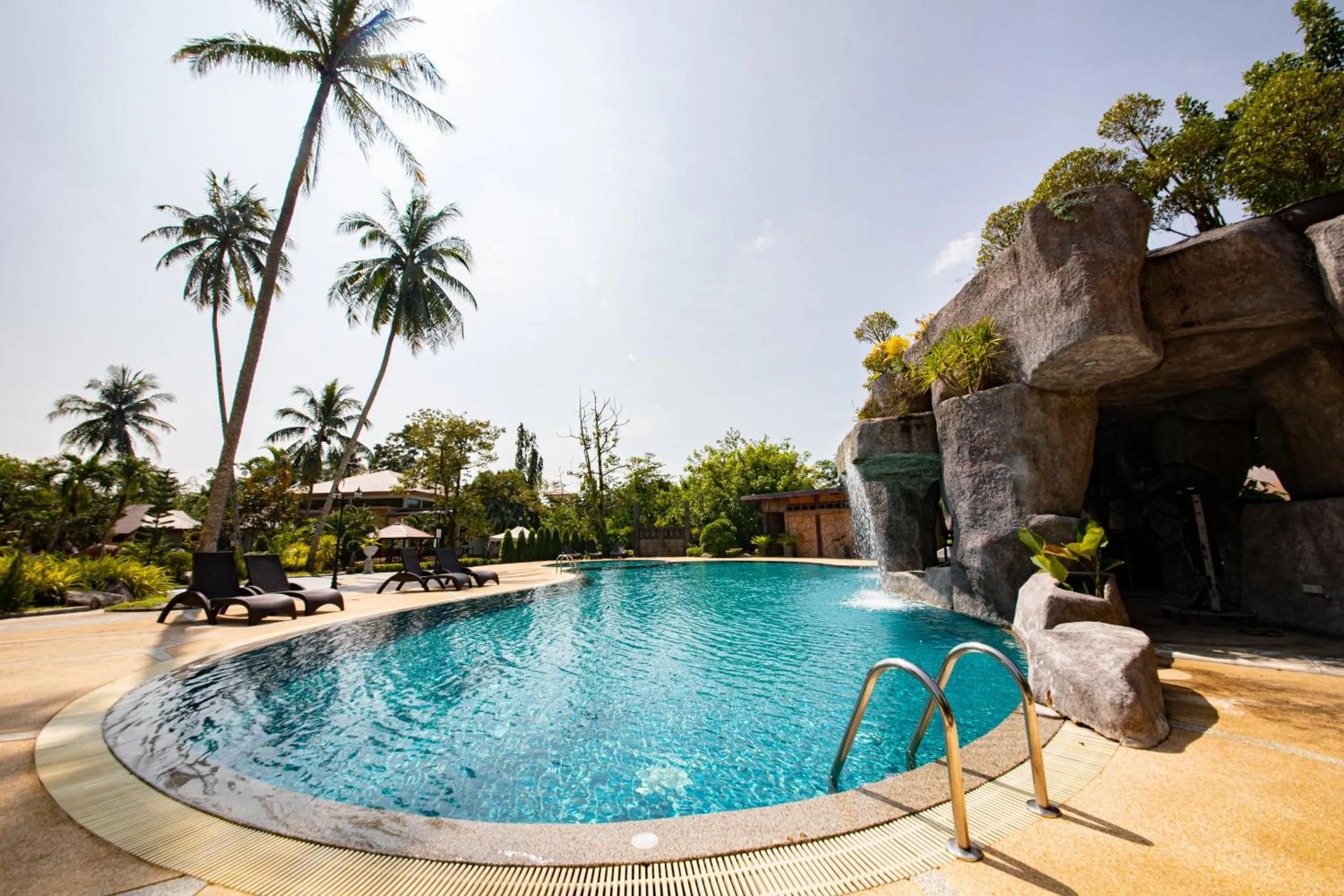 Swimming pool in Rnana Grand