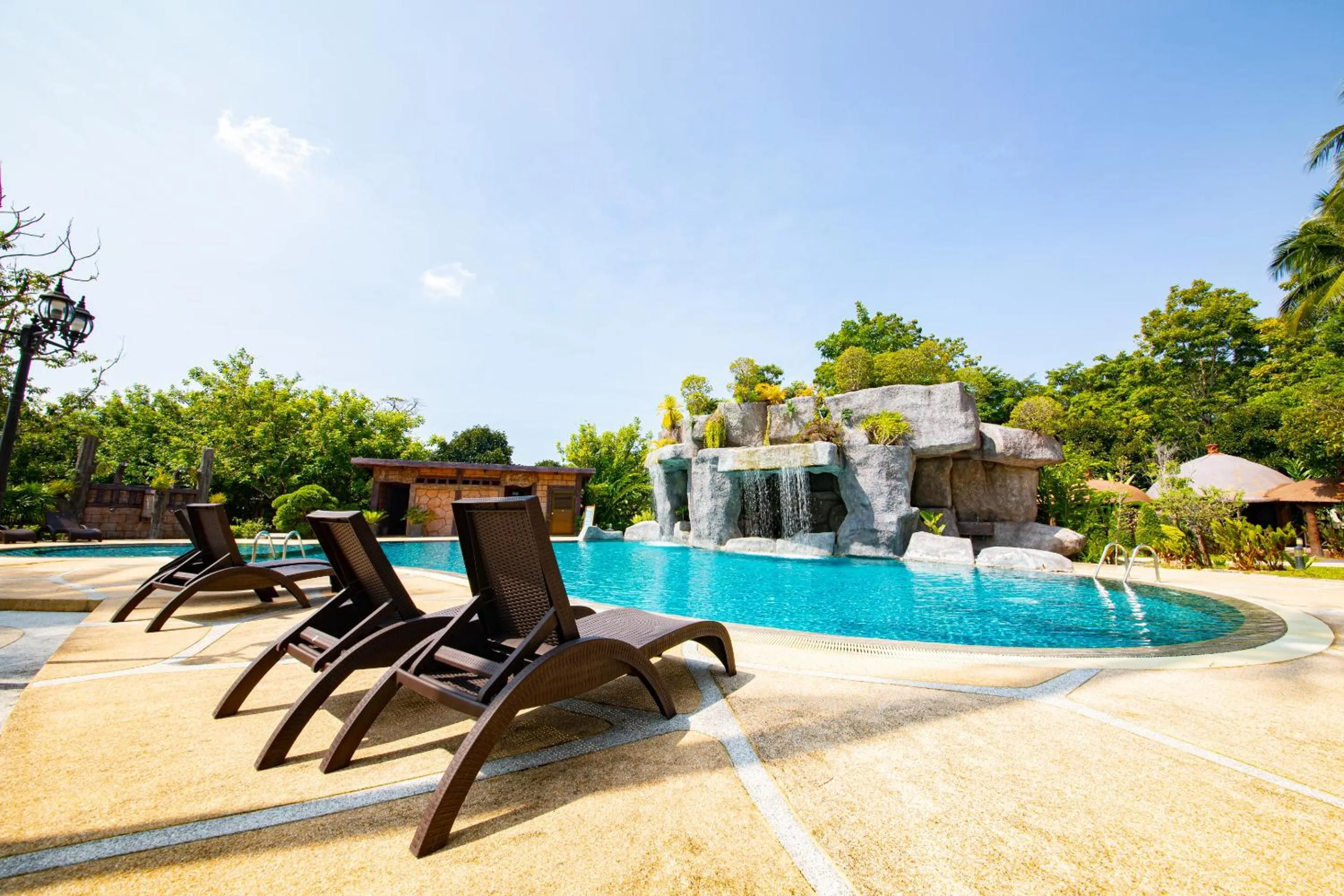 Swimming pool in Rnana Grand