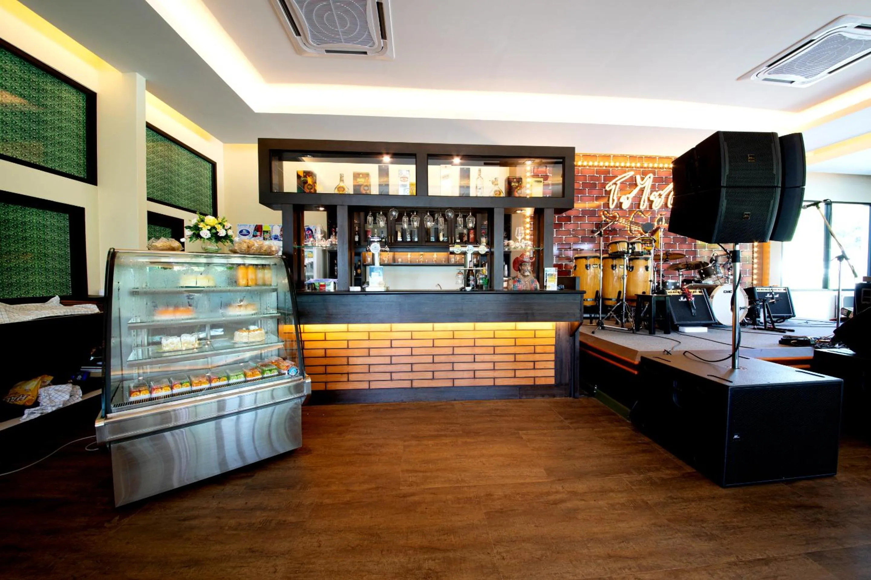 Restaurant/places to eat in Rnana Grand