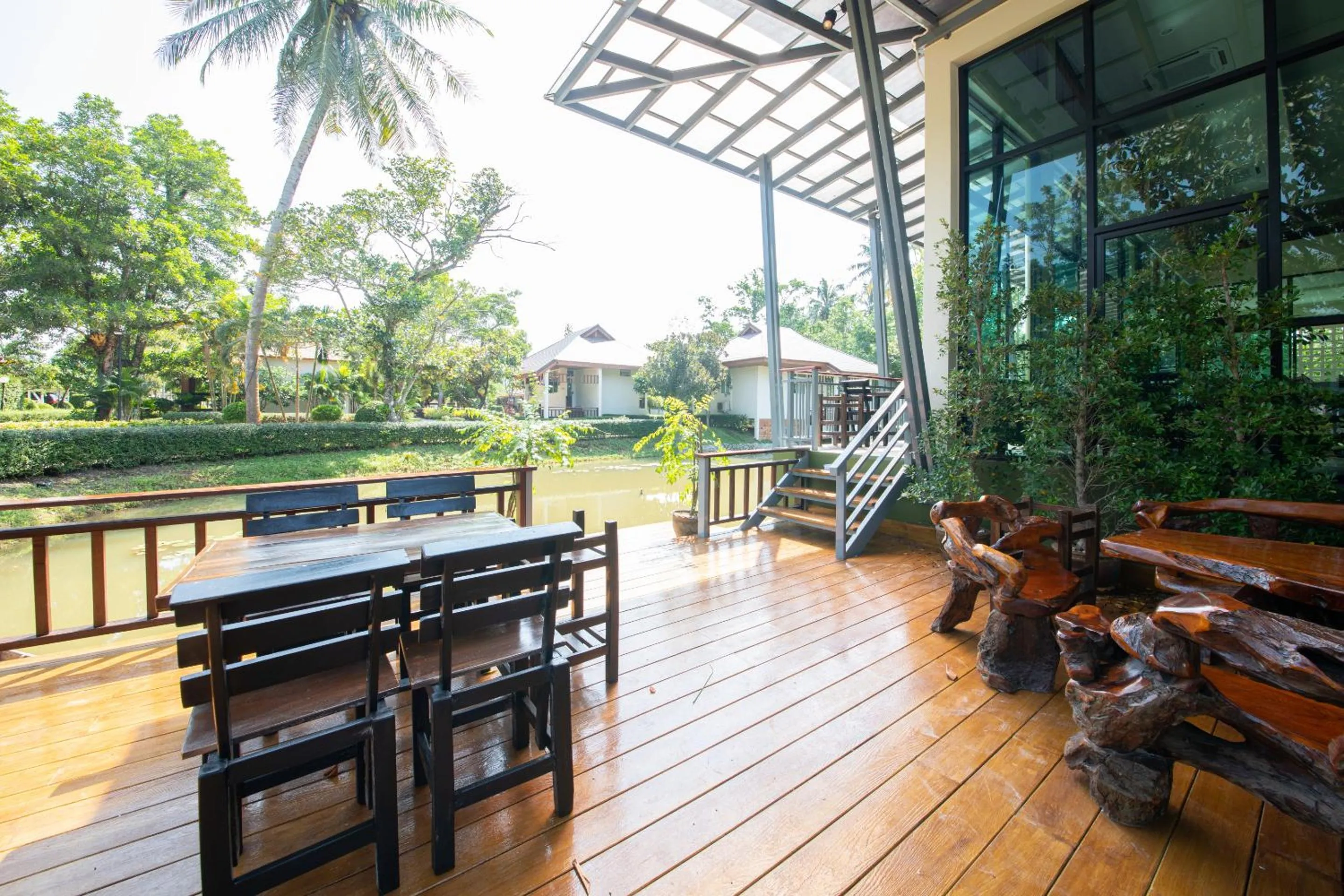 Restaurant/places to eat in Rnana Grand