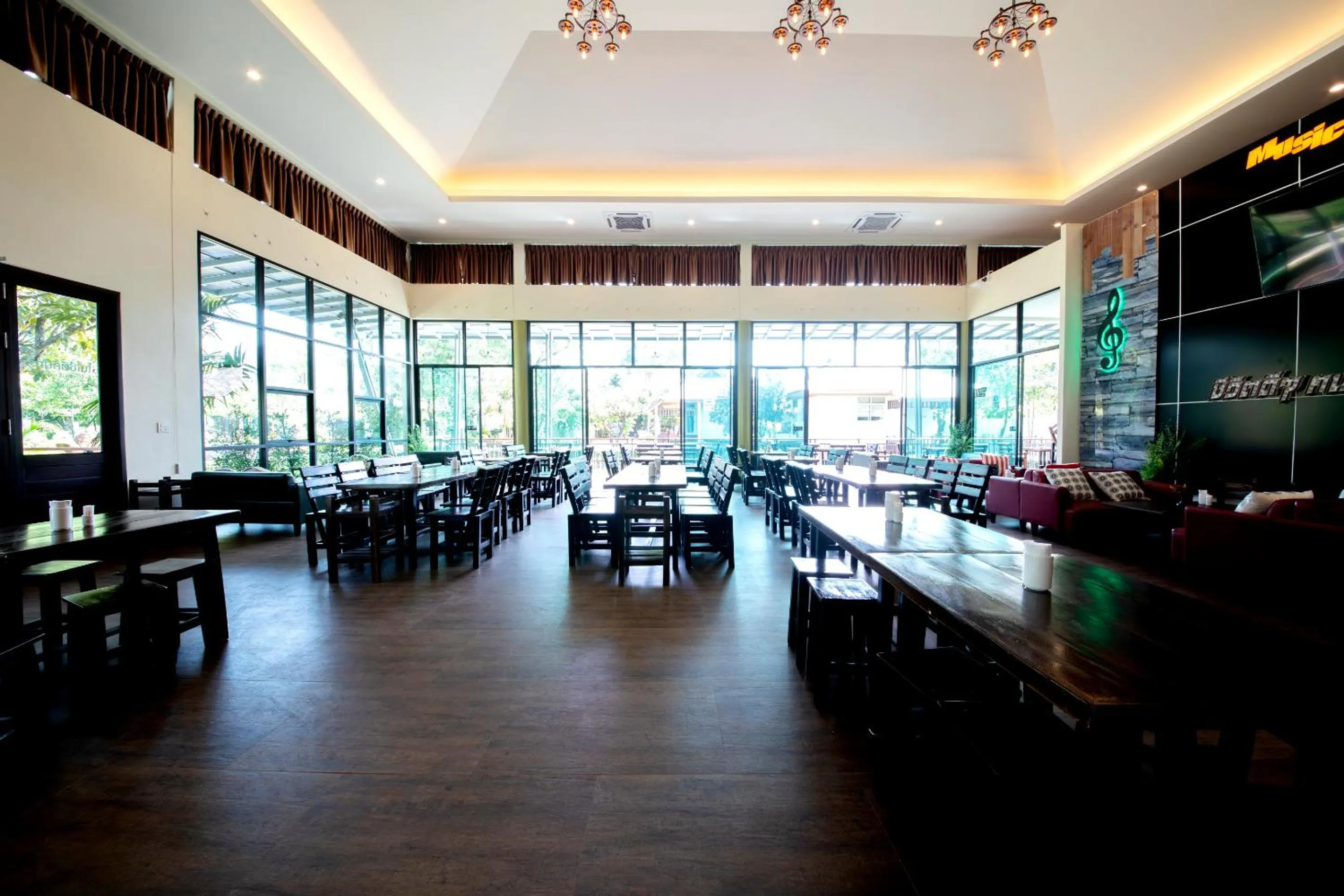 Restaurant/places to eat in Rnana Grand