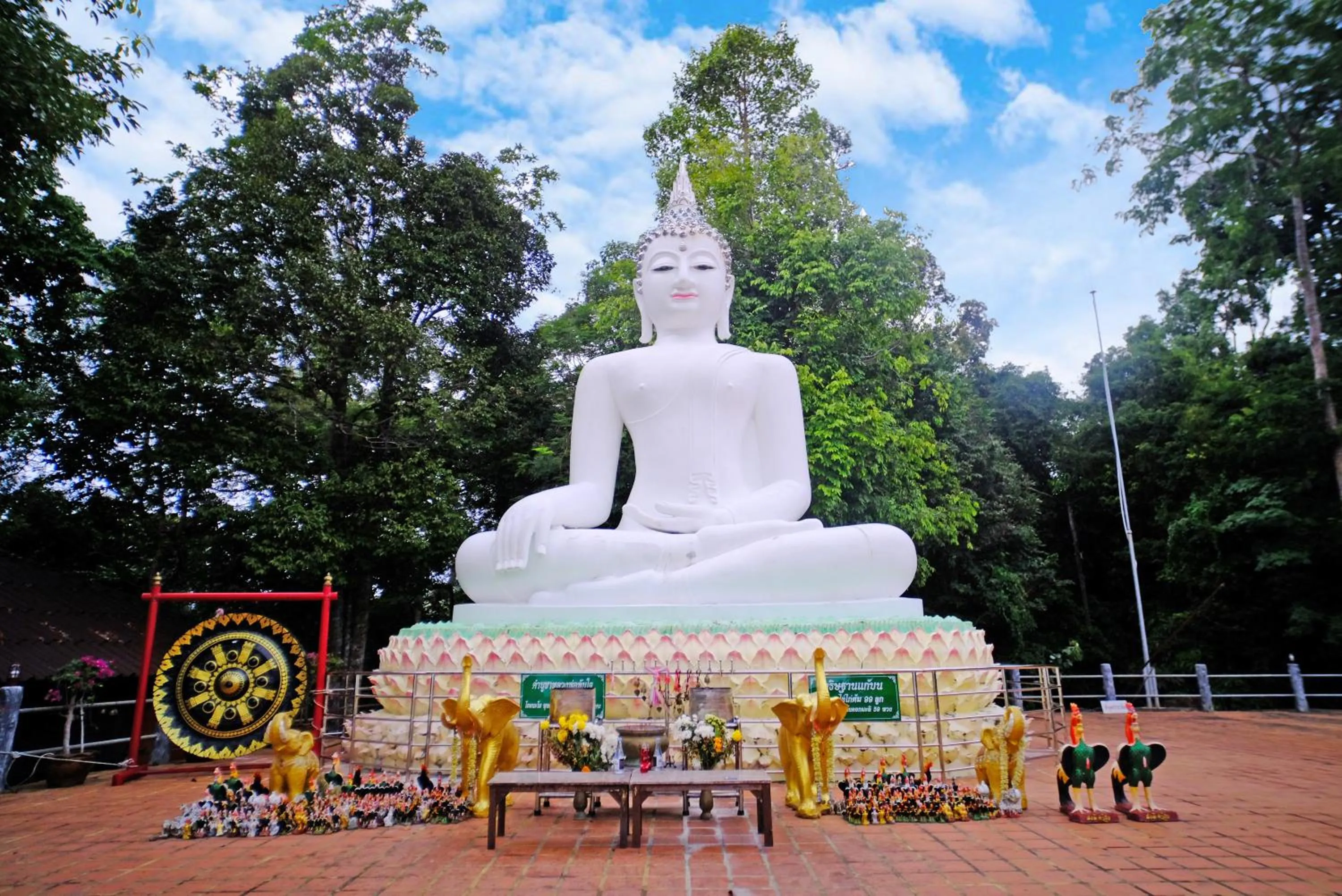 Nearby landmark in Rnana Grand