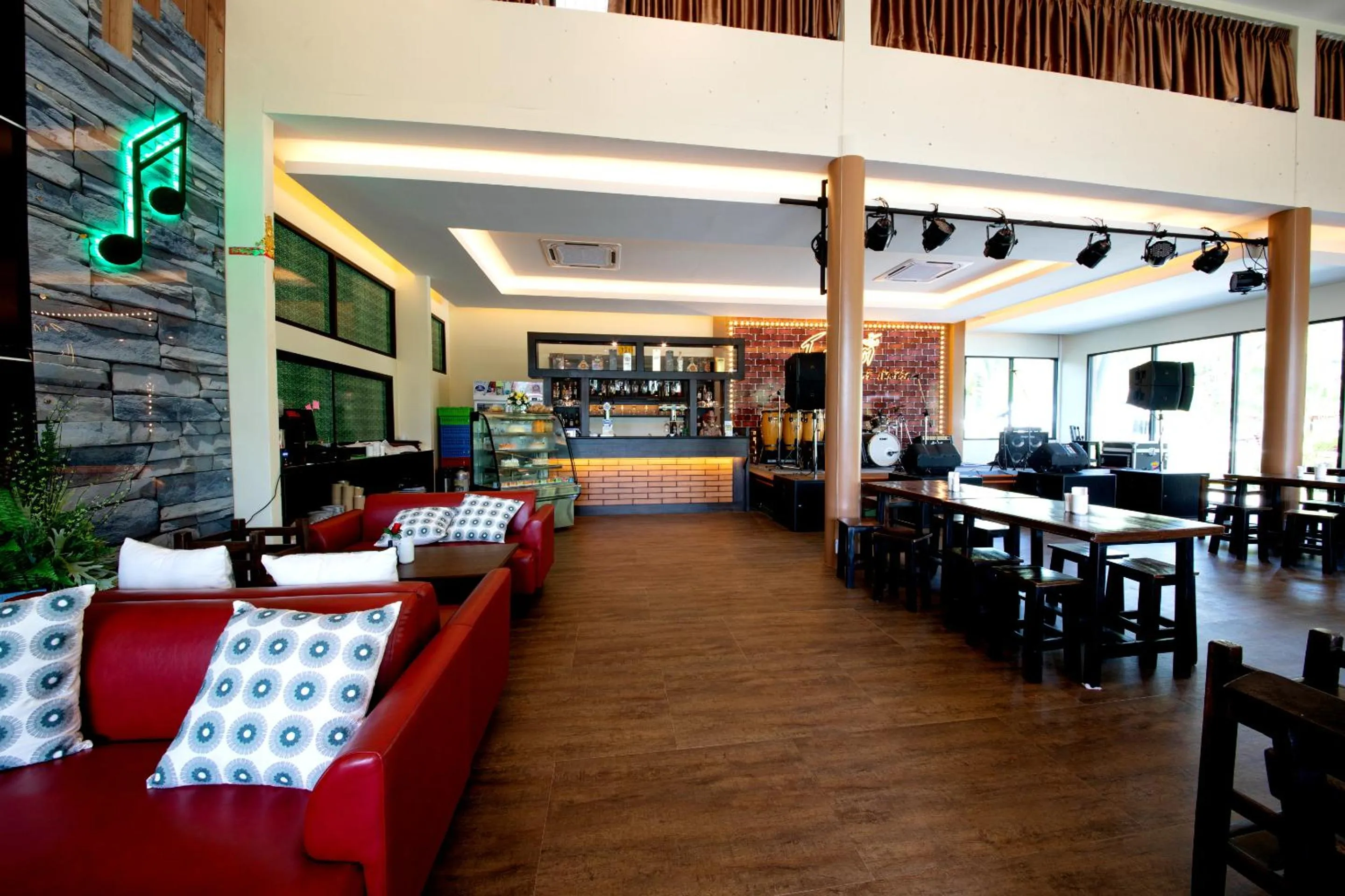 Restaurant/places to eat in Rnana Grand