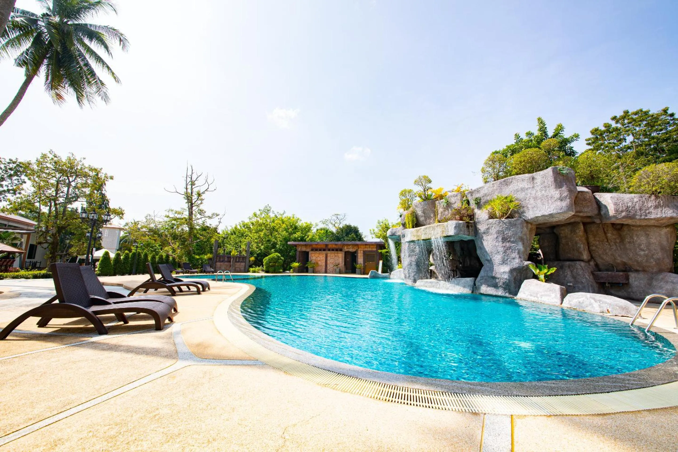 Swimming pool in Rnana Grand