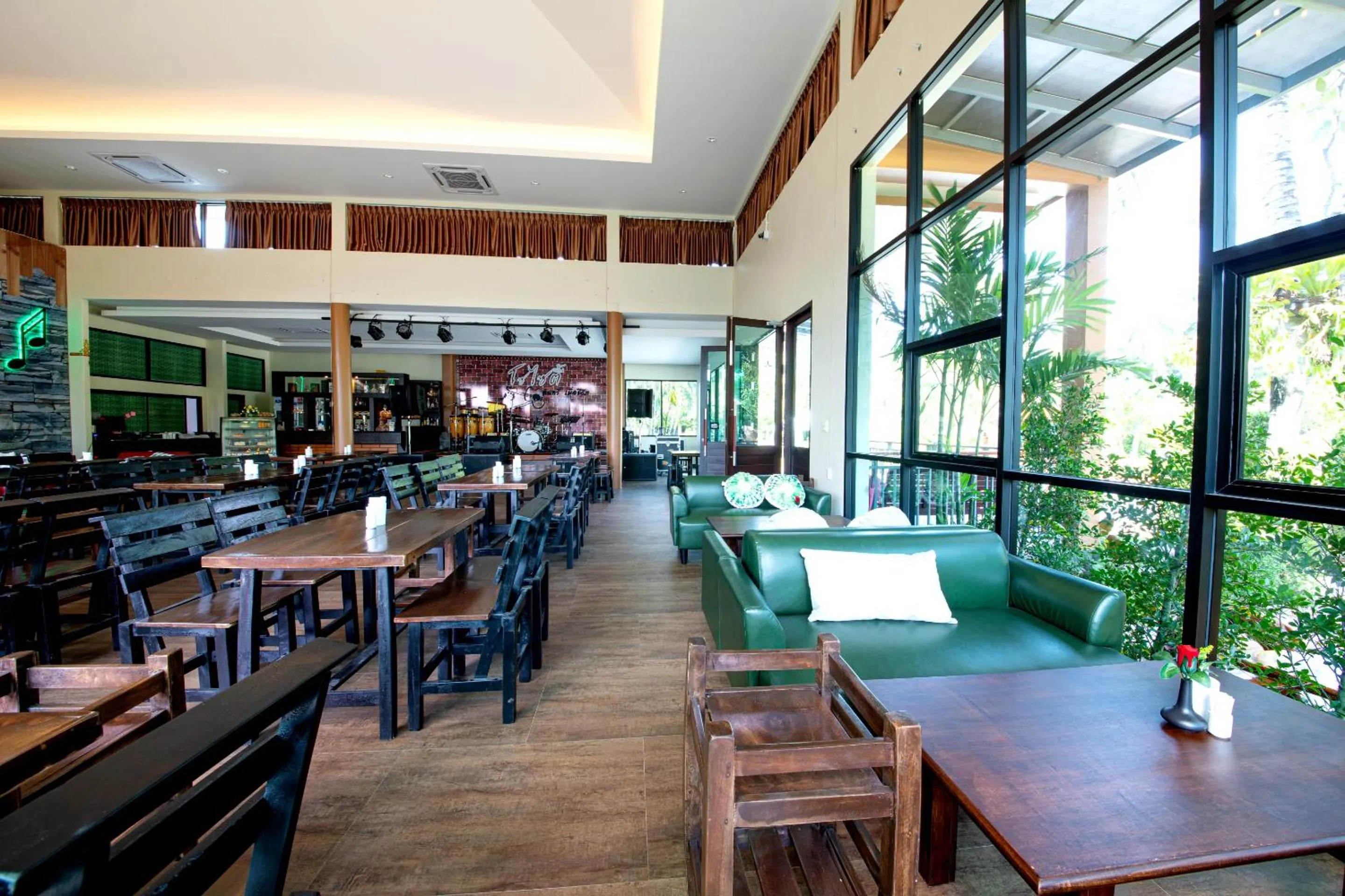 Restaurant/places to eat in Rnana Grand