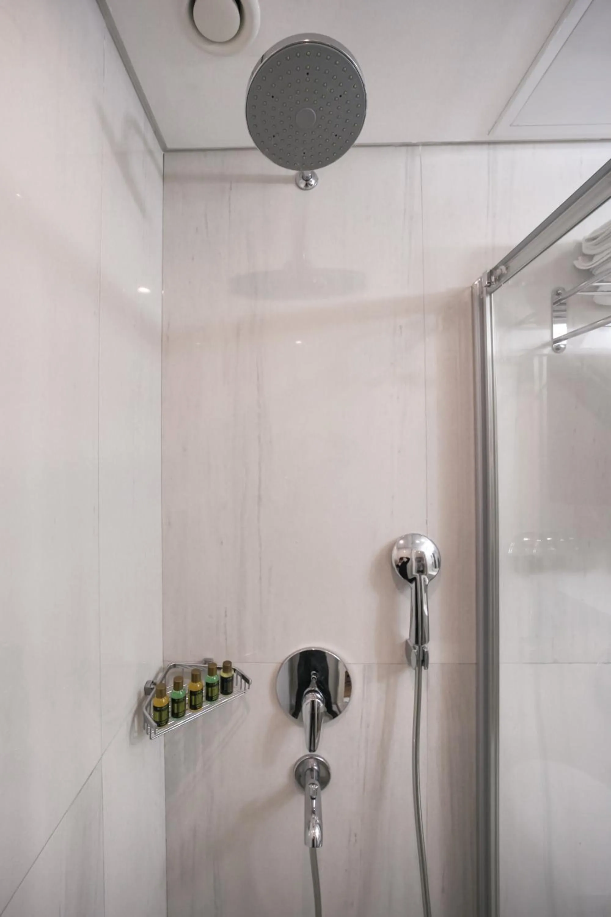 Bathroom in Suadhan Hotel