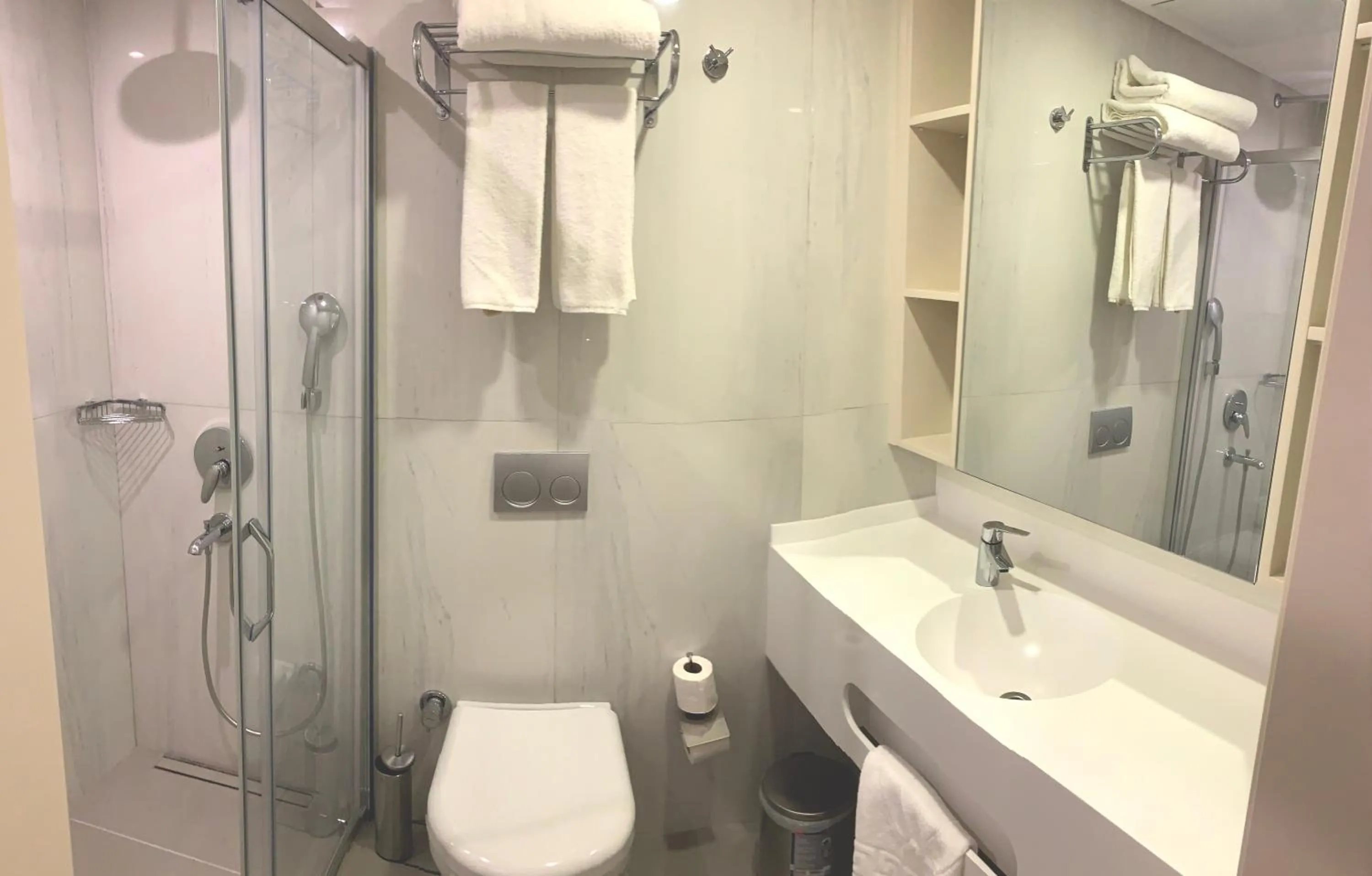 Shower in Suadhan Hotel