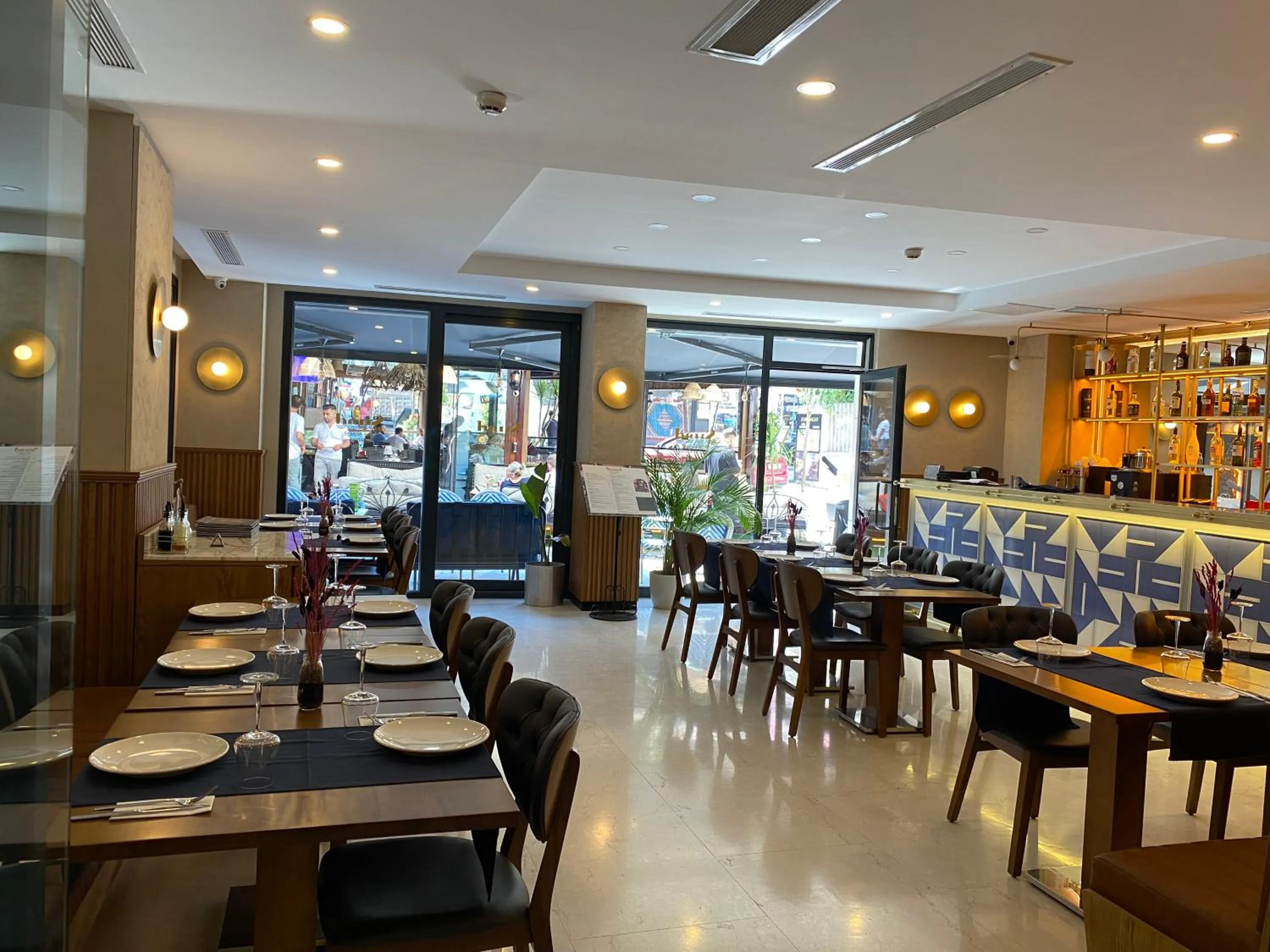 Restaurant/places to eat in Suadhan Hotel