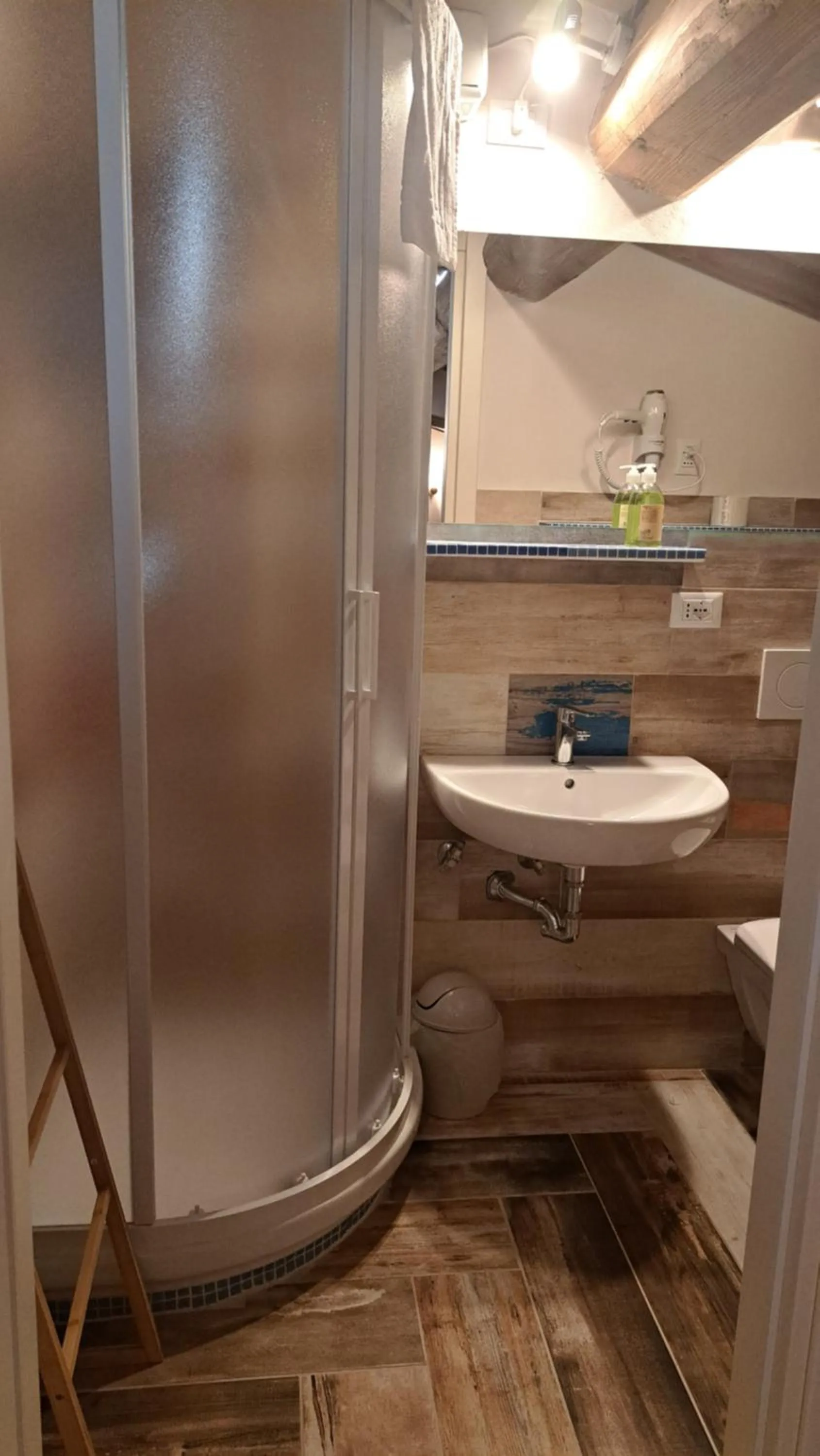 Shower in Fattoria Palazzeta - Pet & Family Friendly