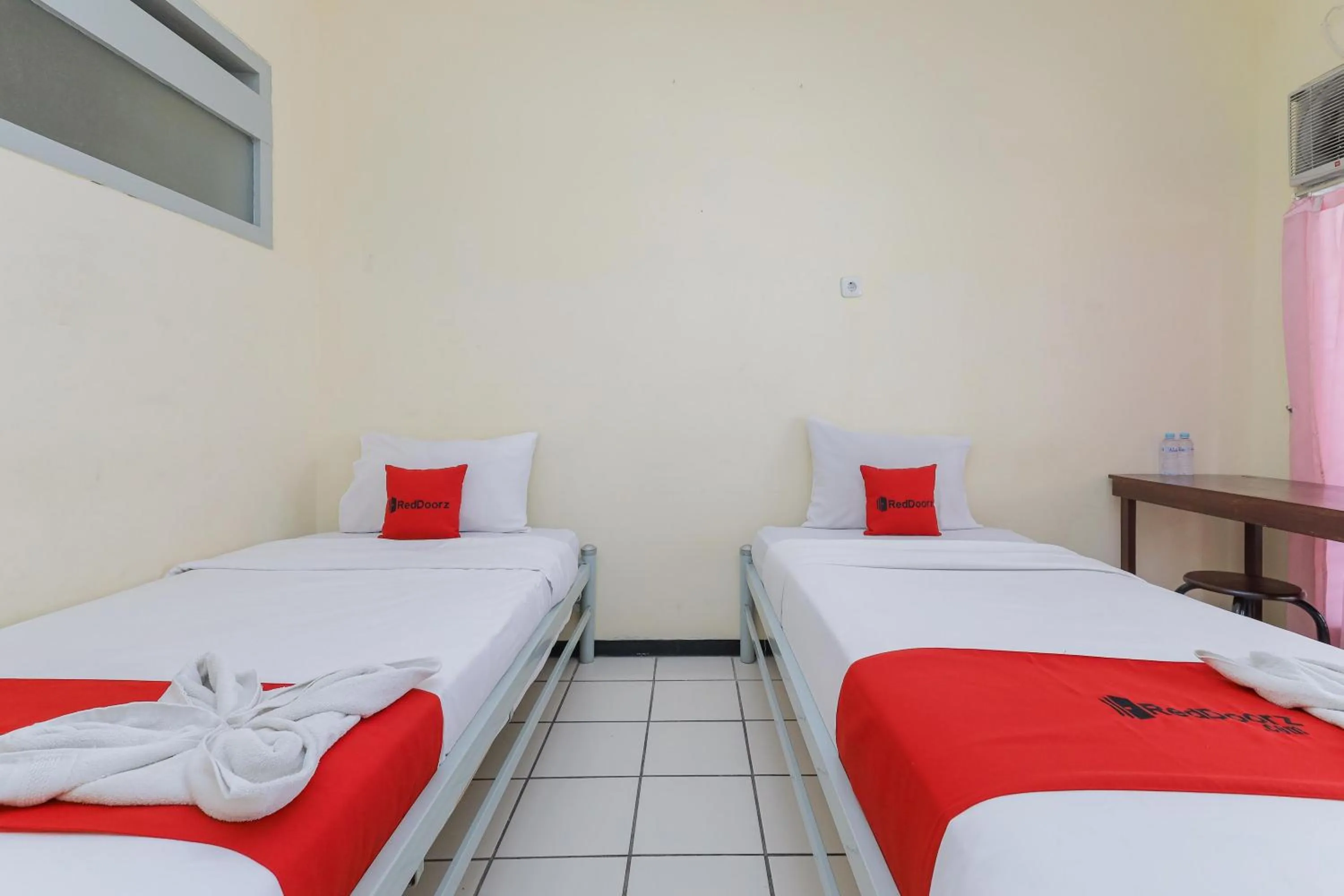 Bedroom, Bed in RedDoorz at CBR Residence Blimbing