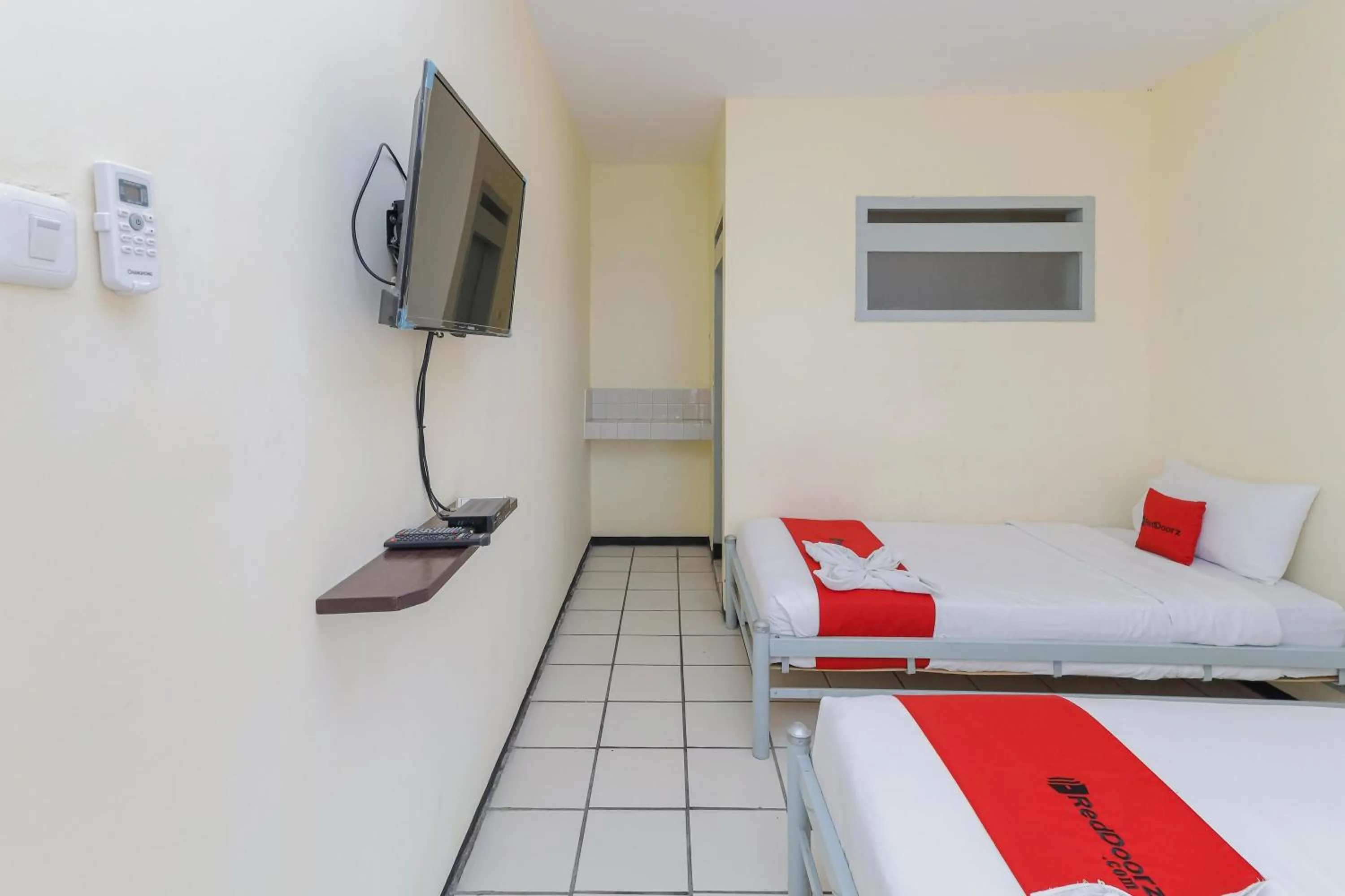 Bedroom, Bed in RedDoorz at CBR Residence Blimbing