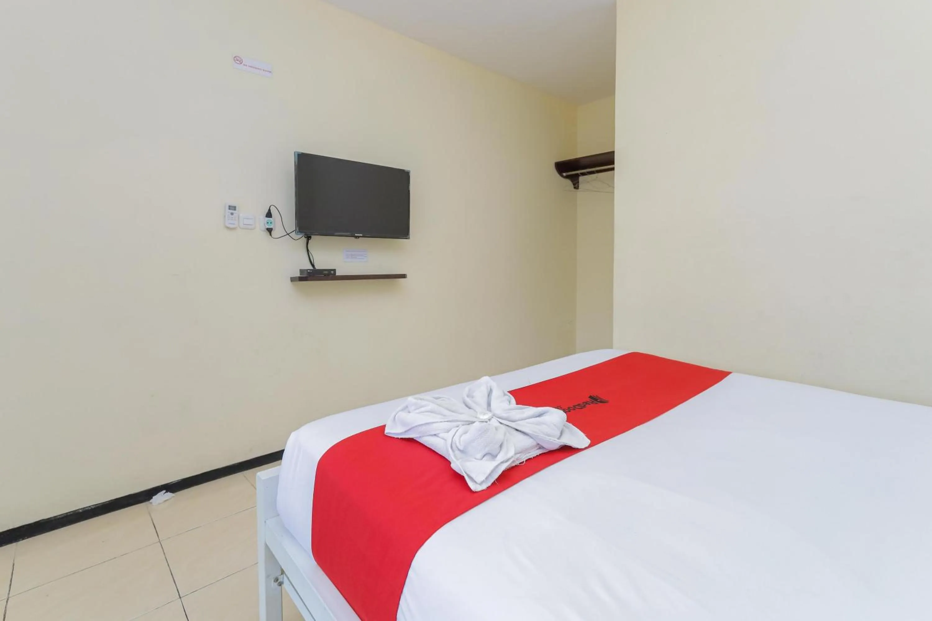 Bedroom, Bed in RedDoorz at CBR Residence Blimbing