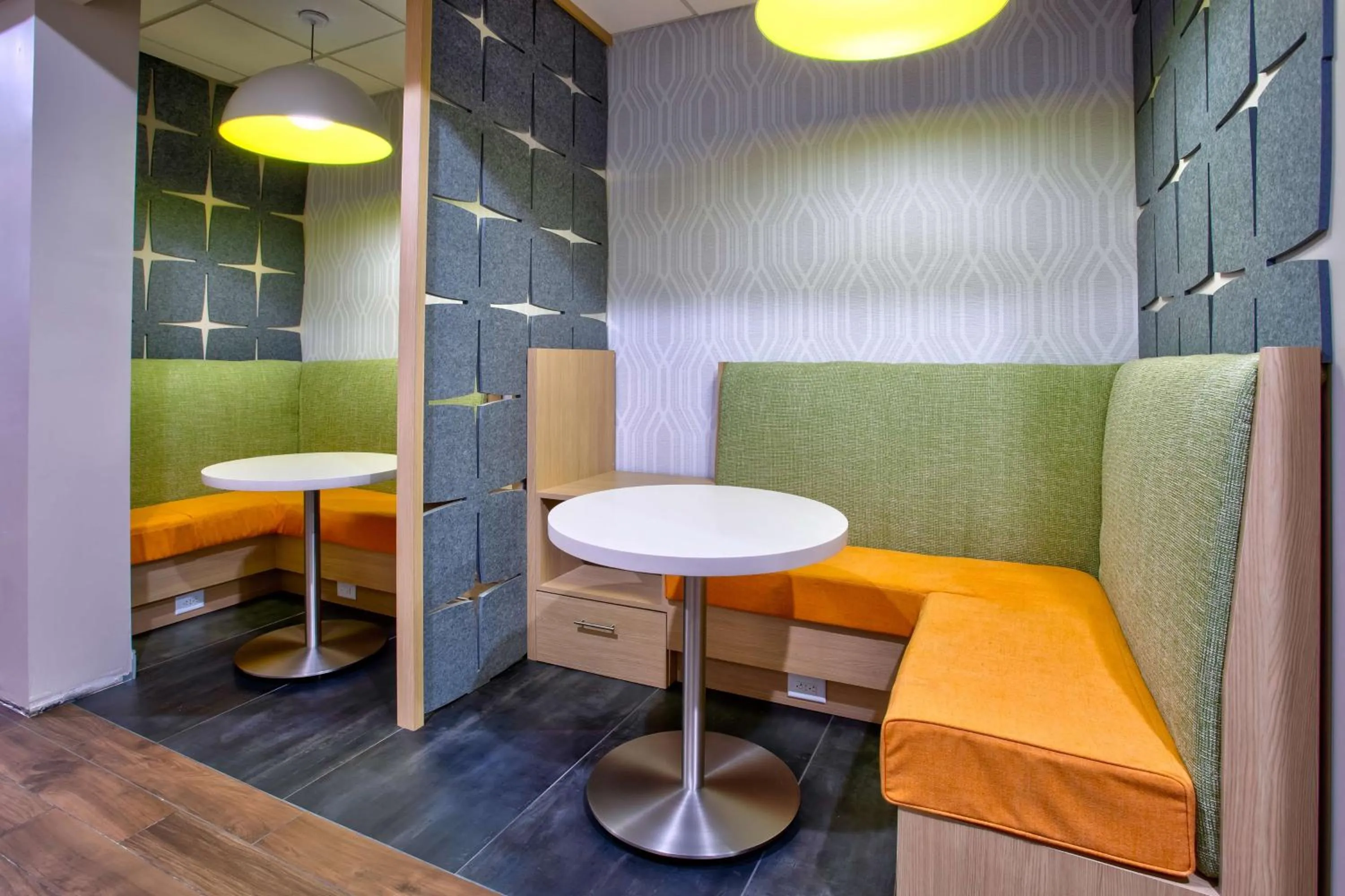 Meeting/conference room in Hampton Inn & Suites By Hilton- Newark Airport Elizabeth