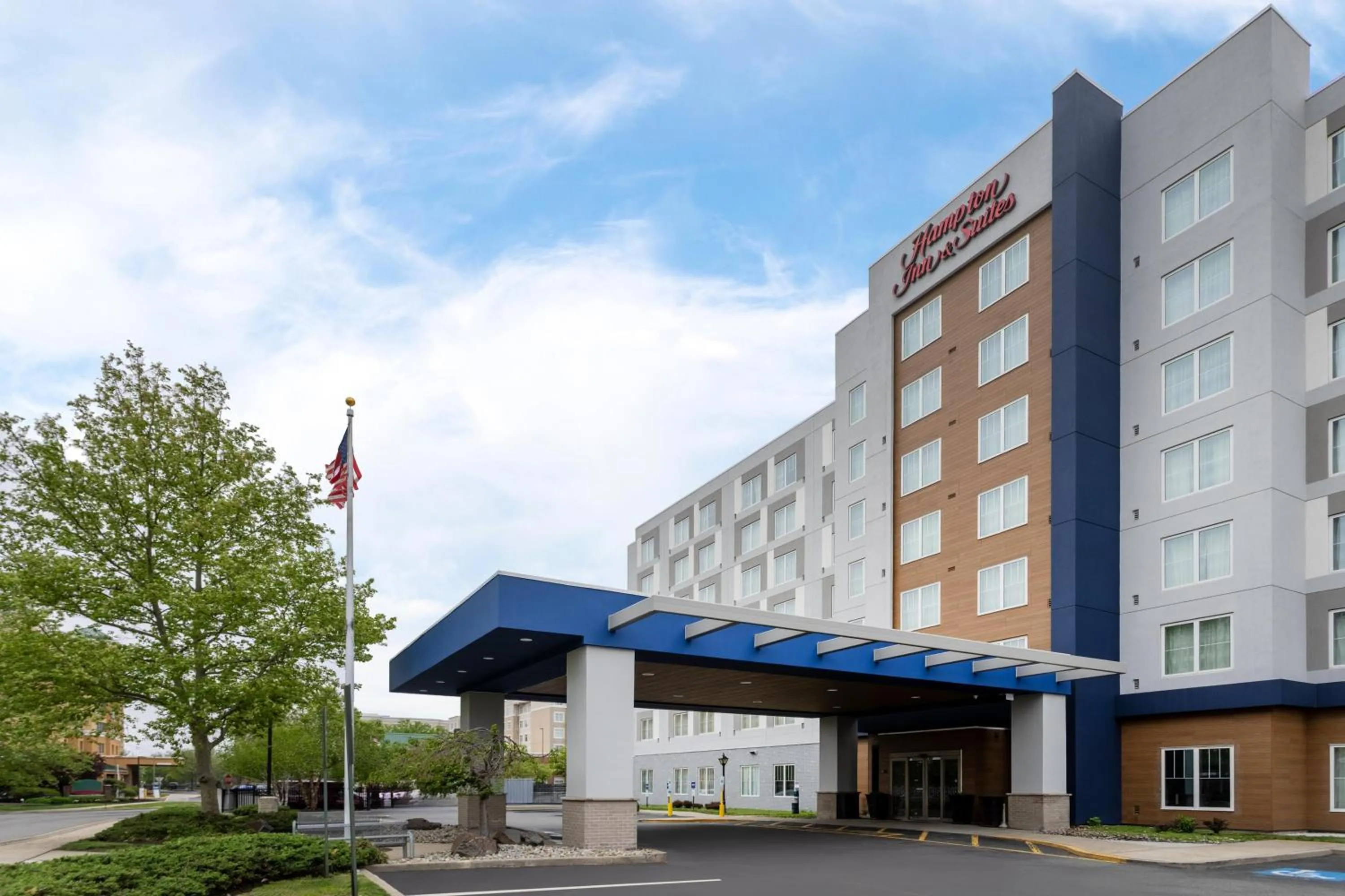 Property building in Hampton Inn & Suites By Hilton- Newark Airport Elizabeth