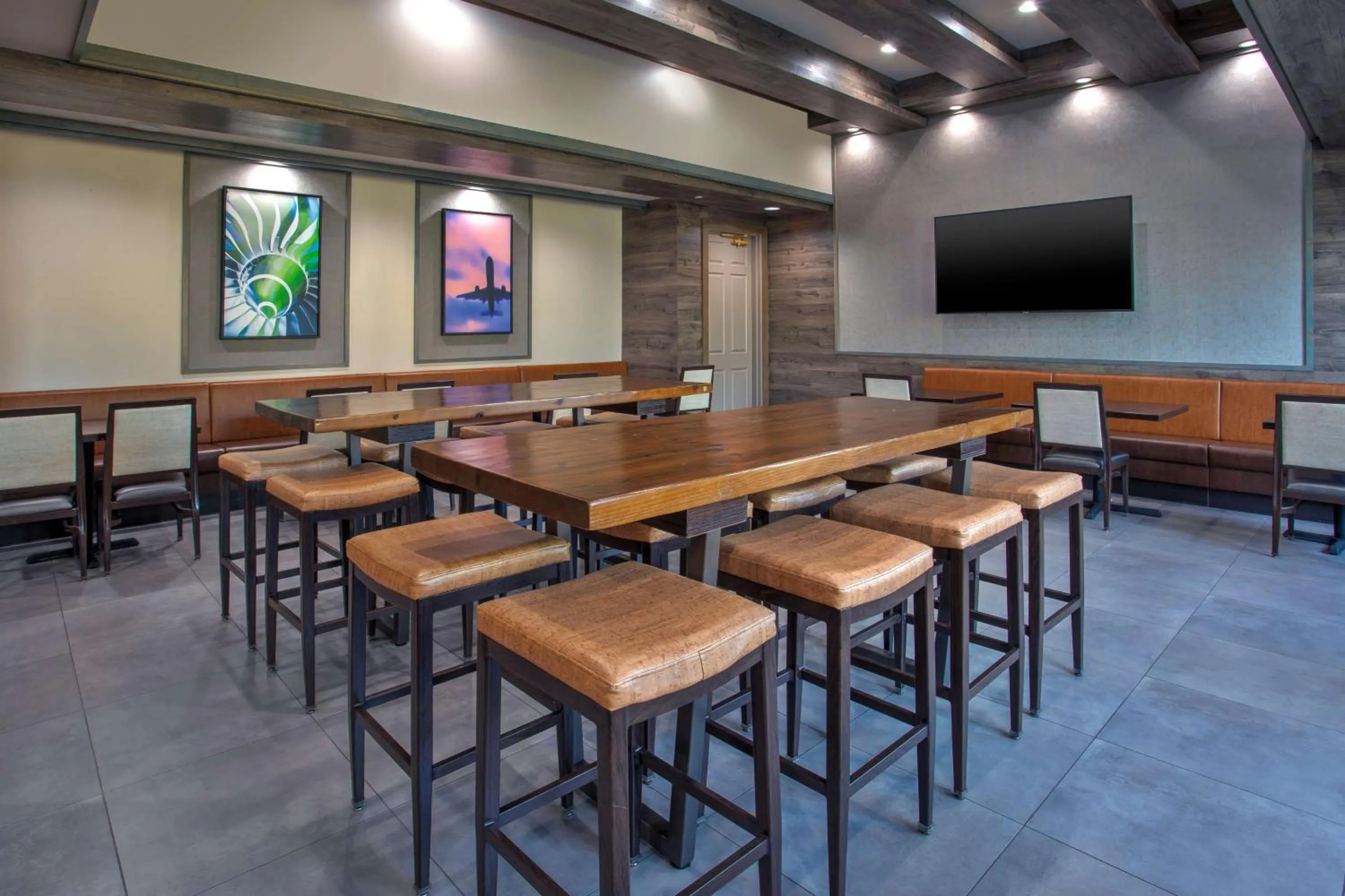 Breakfast in Hampton Inn & Suites By Hilton- Newark Airport Elizabeth