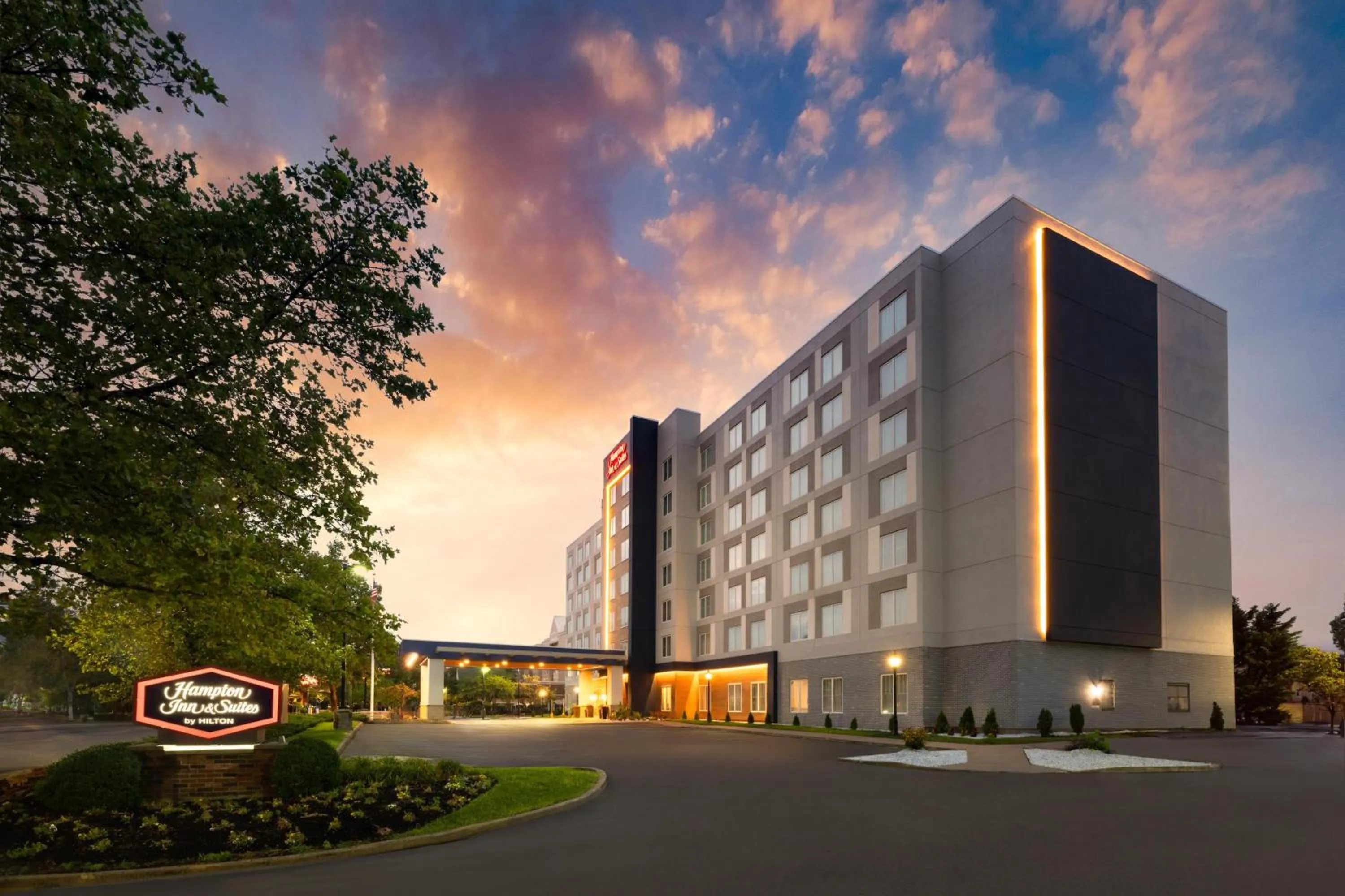 Property building in Hampton Inn & Suites By Hilton- Newark Airport Elizabeth
