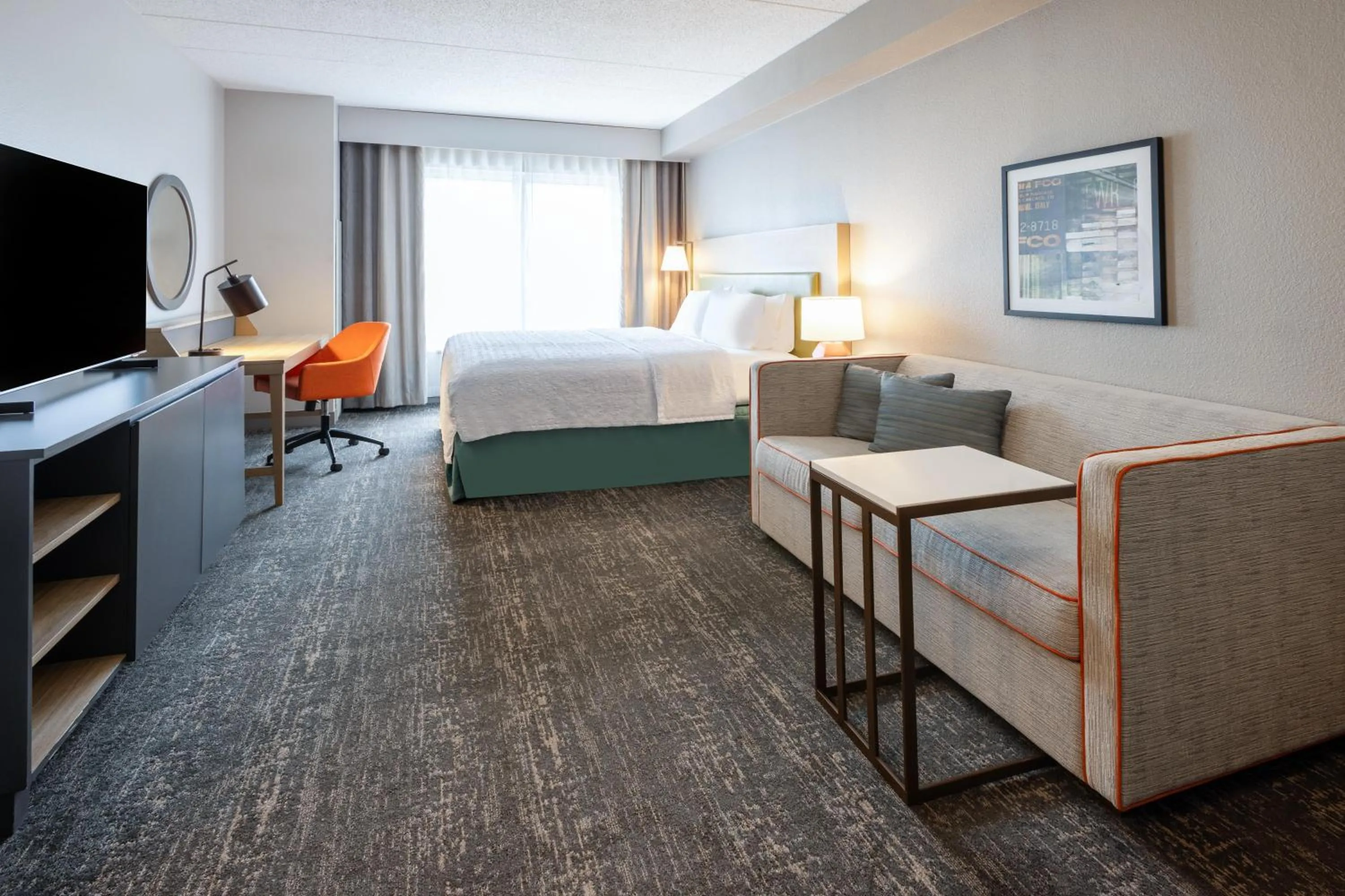 Living room, Bed in Hampton Inn & Suites By Hilton- Newark Airport Elizabeth