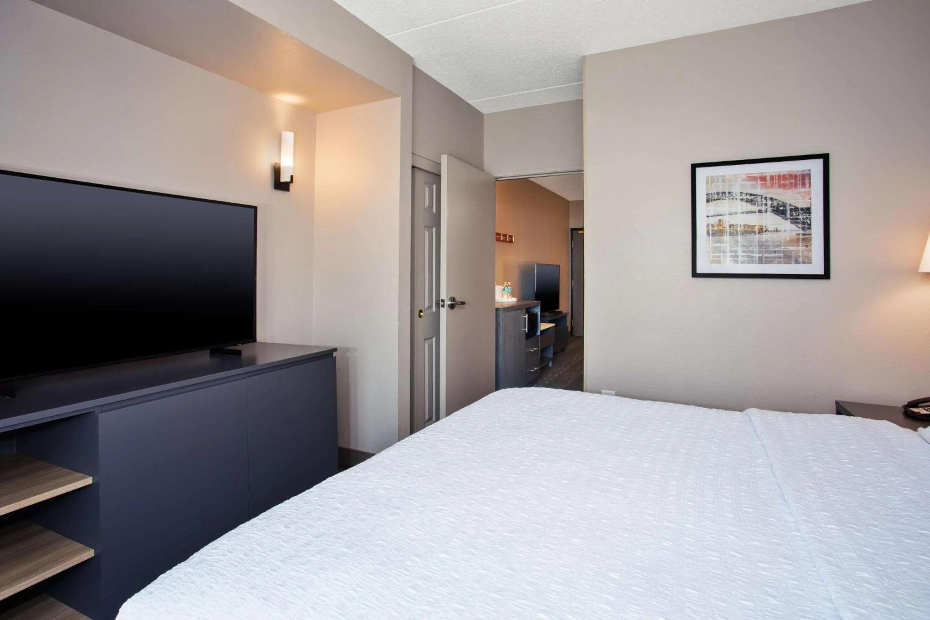 Bed in Hampton Inn & Suites By Hilton- Newark Airport Elizabeth