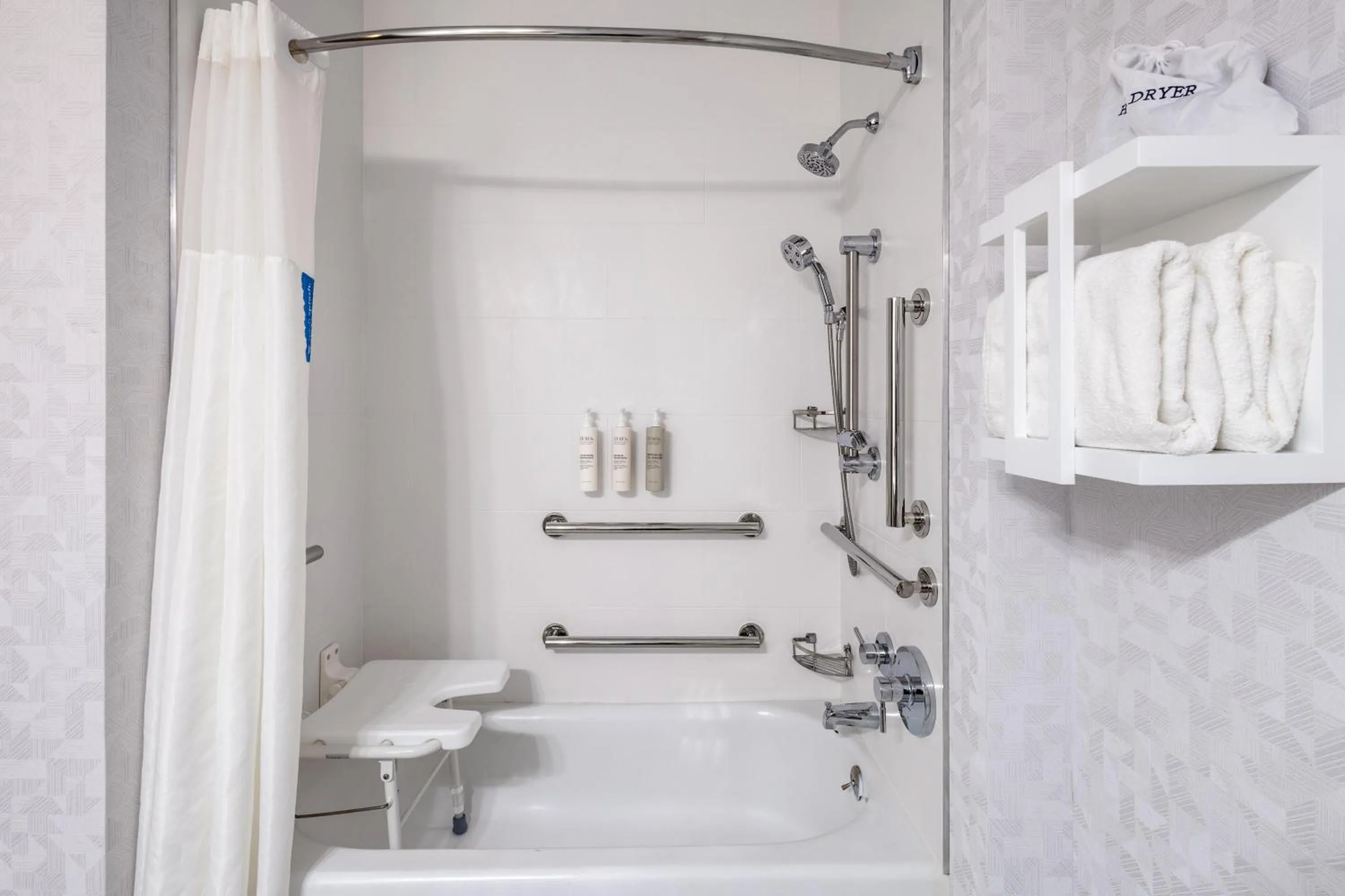 Bathroom in Hampton Inn & Suites By Hilton- Newark Airport Elizabeth
