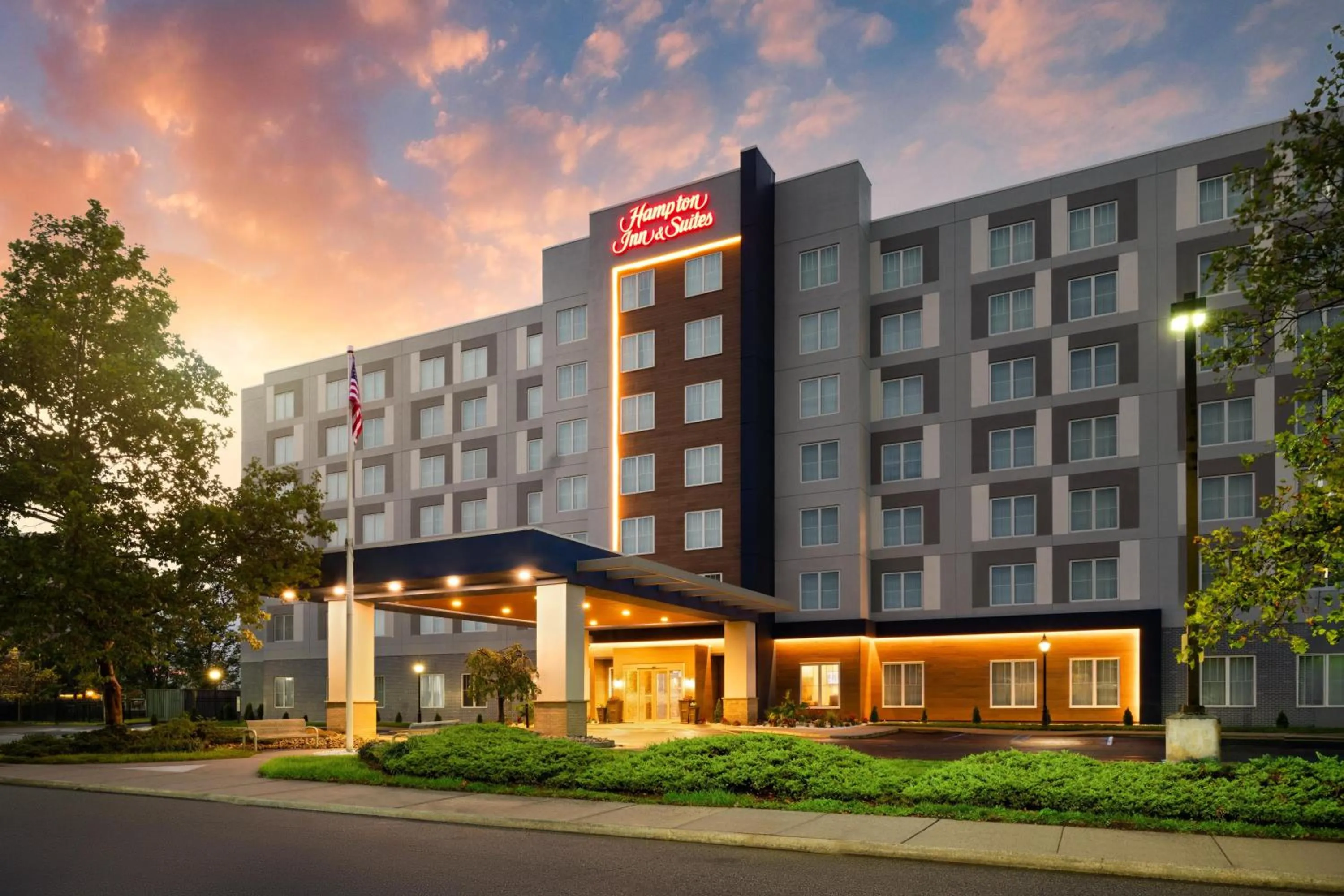 Property building in Hampton Inn & Suites By Hilton- Newark Airport Elizabeth