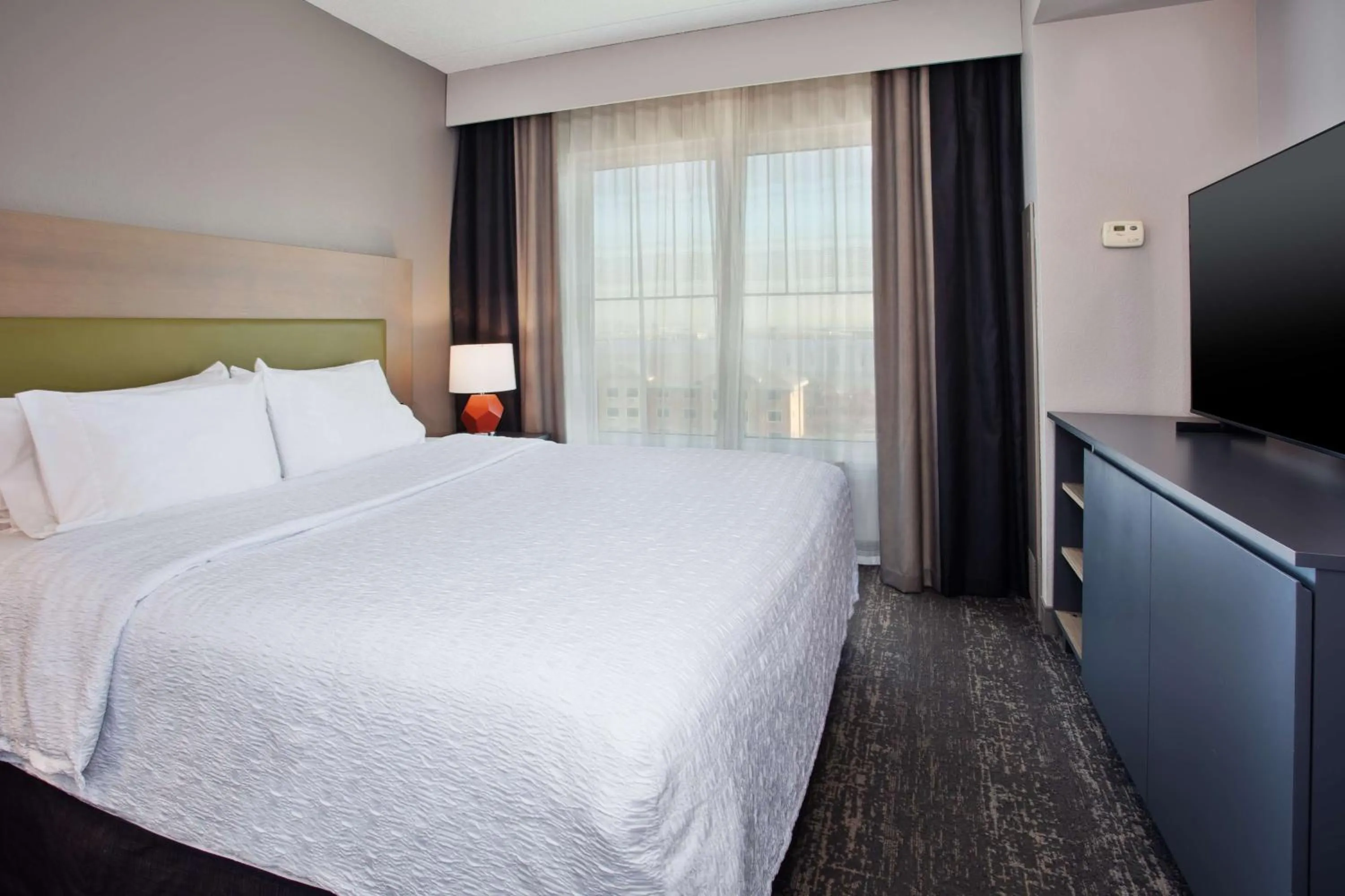 Bed in Hampton Inn & Suites By Hilton- Newark Airport Elizabeth