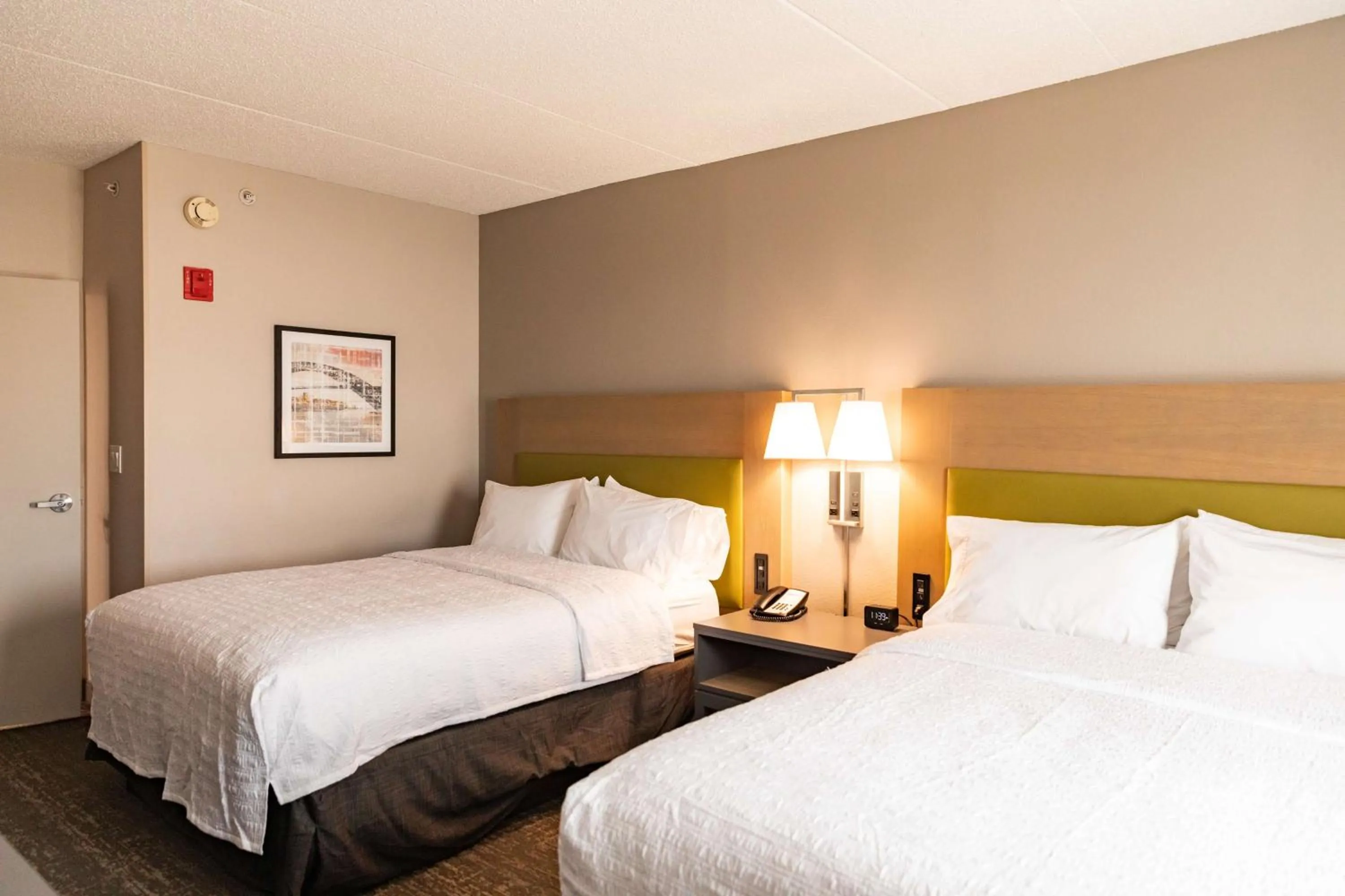 Bed in Hampton Inn & Suites By Hilton- Newark Airport Elizabeth