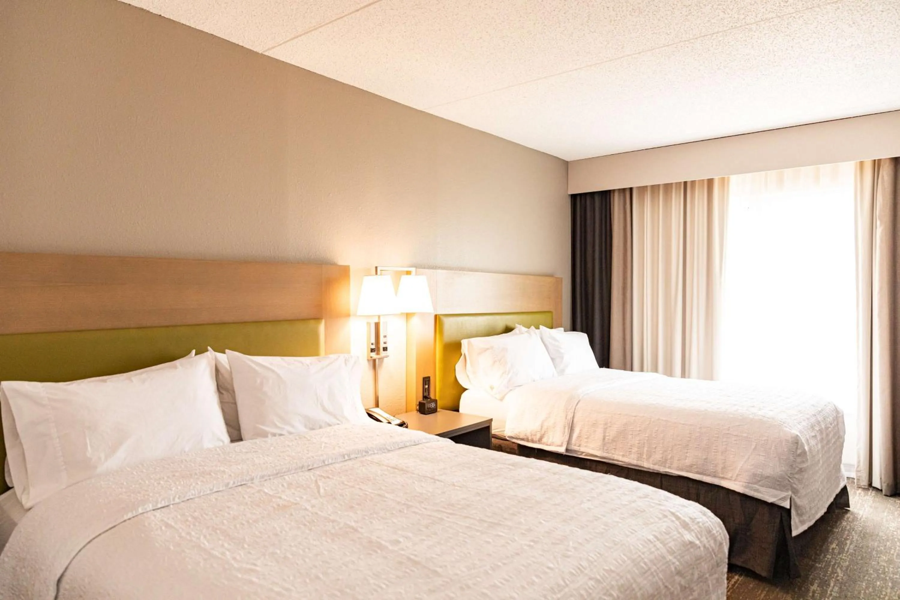 Bed in Hampton Inn & Suites By Hilton- Newark Airport Elizabeth