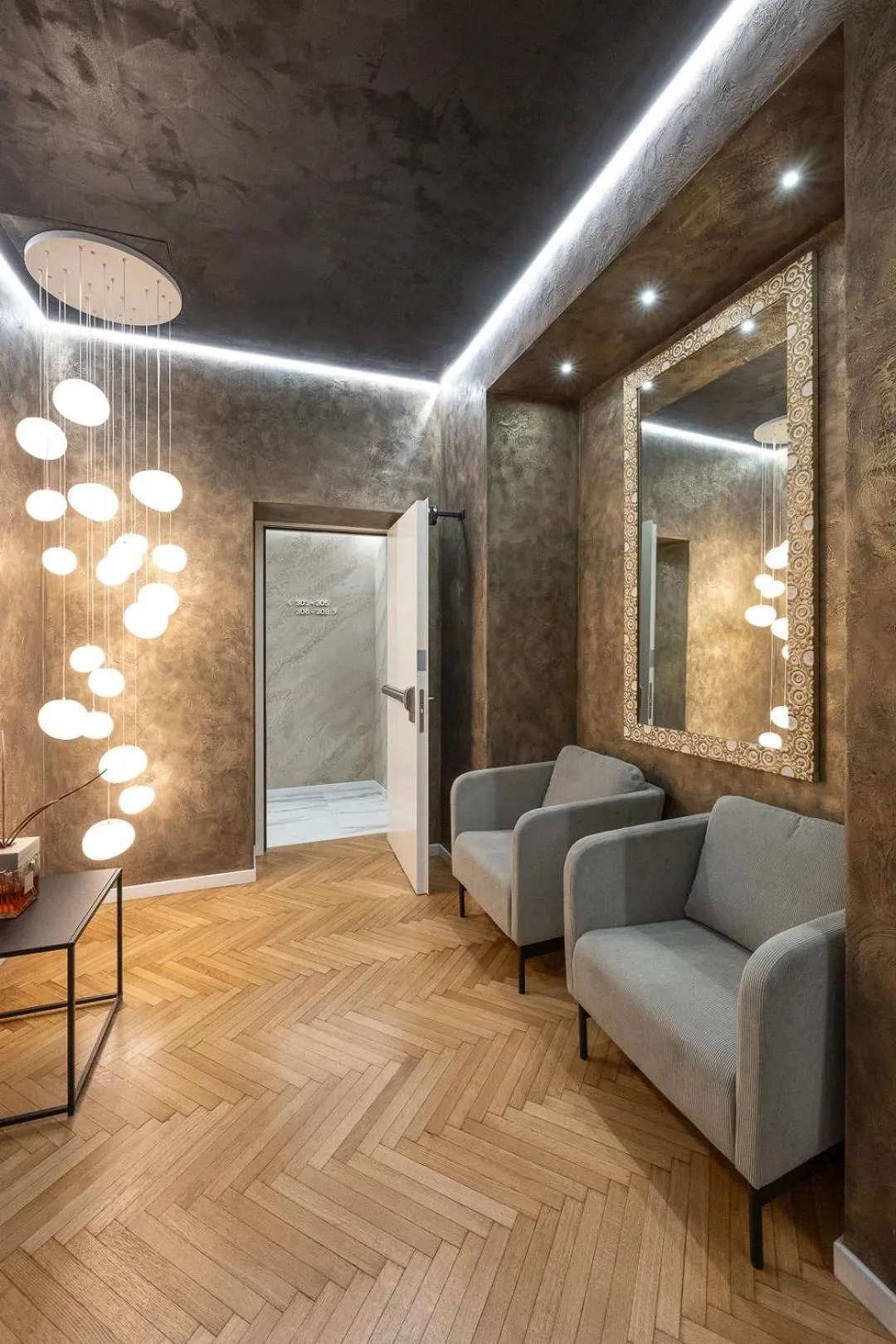 Communal lounge/ TV room in Hotel Caravita