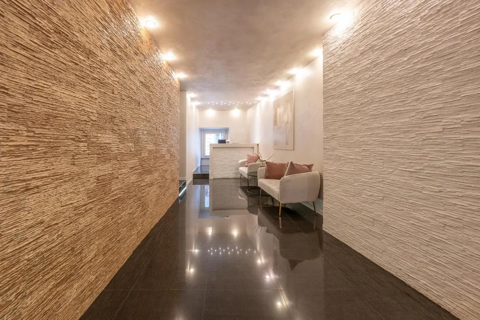 Communal lounge/ TV room in Hotel Caravita