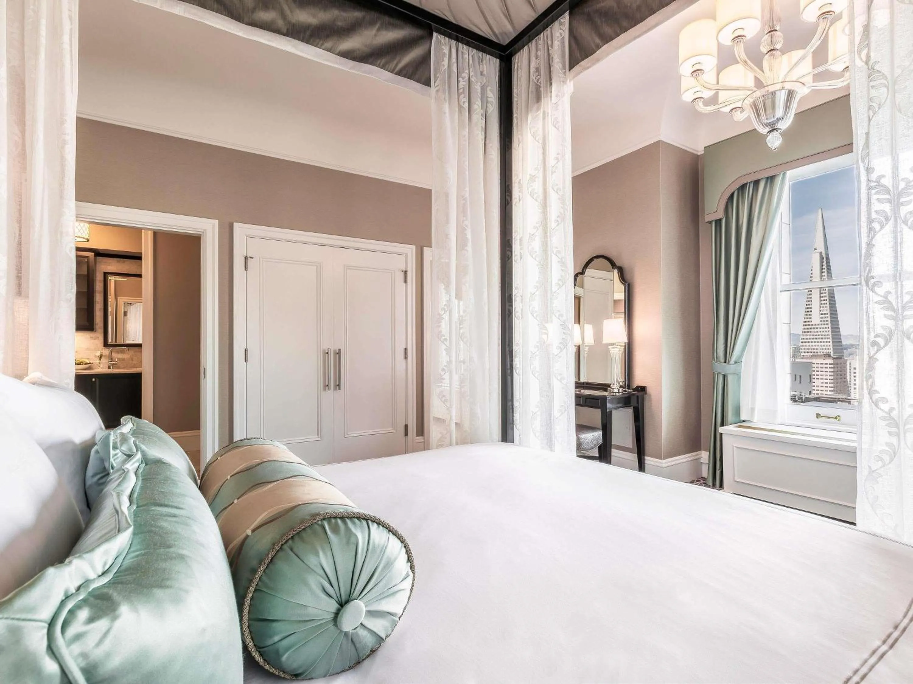 Photo of the whole room, Bed in Fairmont San Francisco