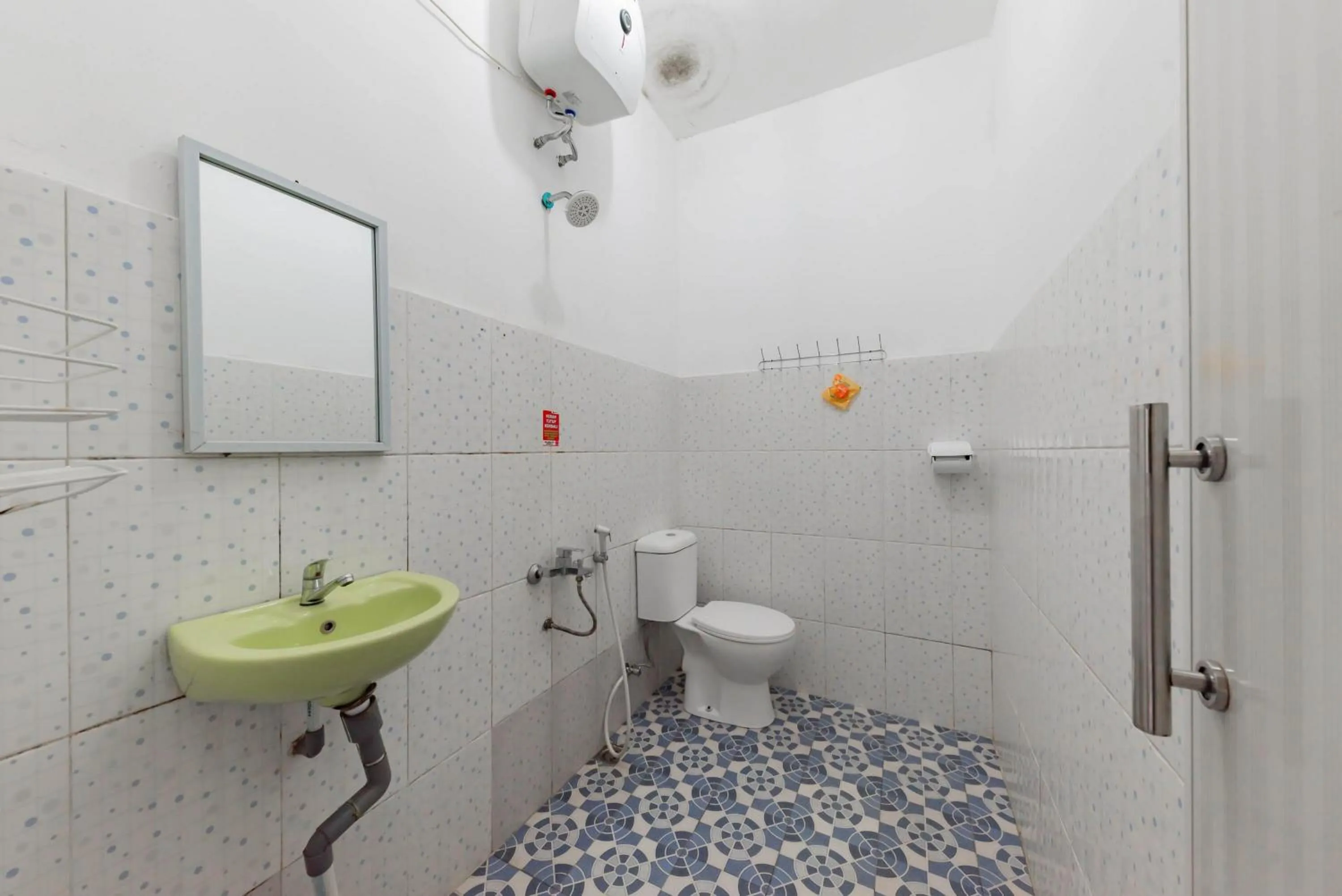 Bathroom in RedDoorz Resort Syariah @ Jaya Tirta Abadi