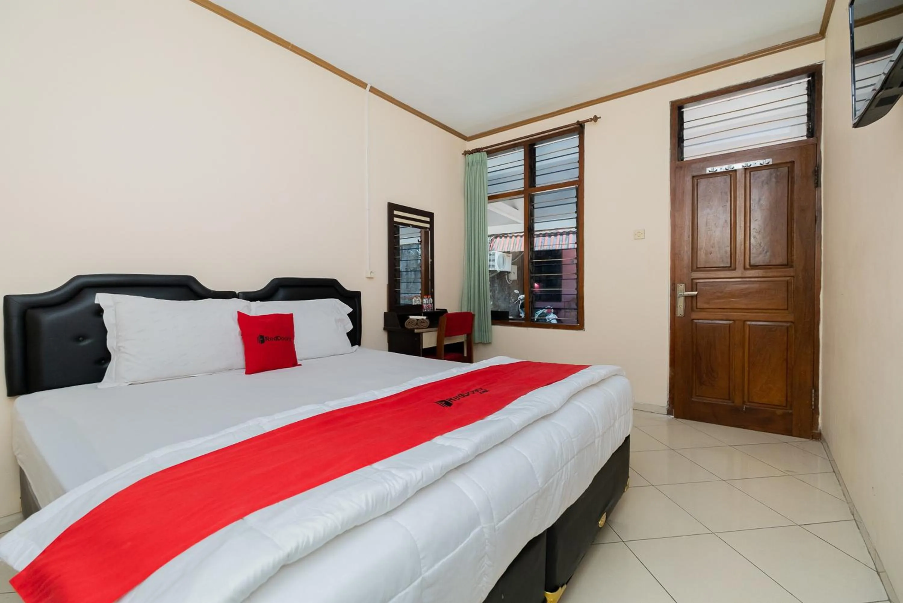 Bed in RedDoorz near Bojonegoro Train Station