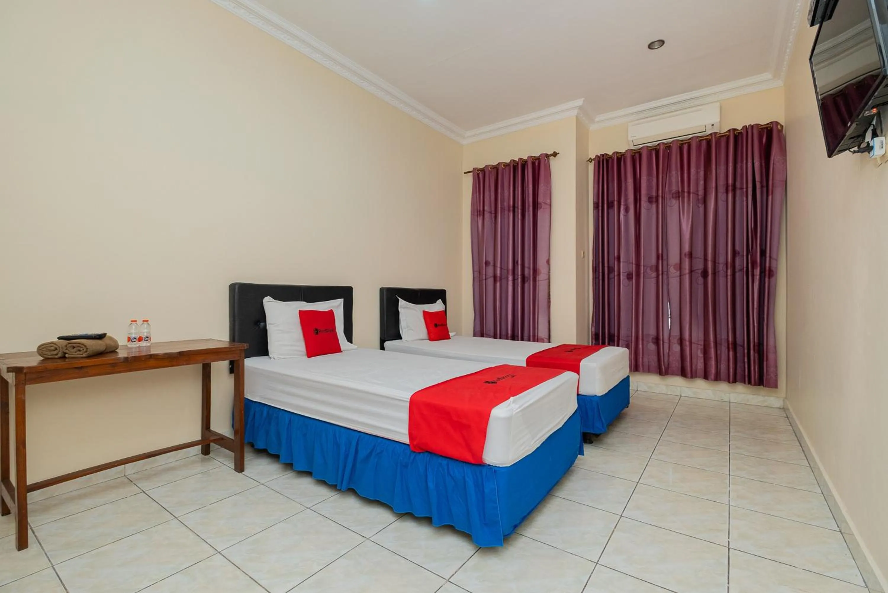 Bed in RedDoorz near Bojonegoro Train Station