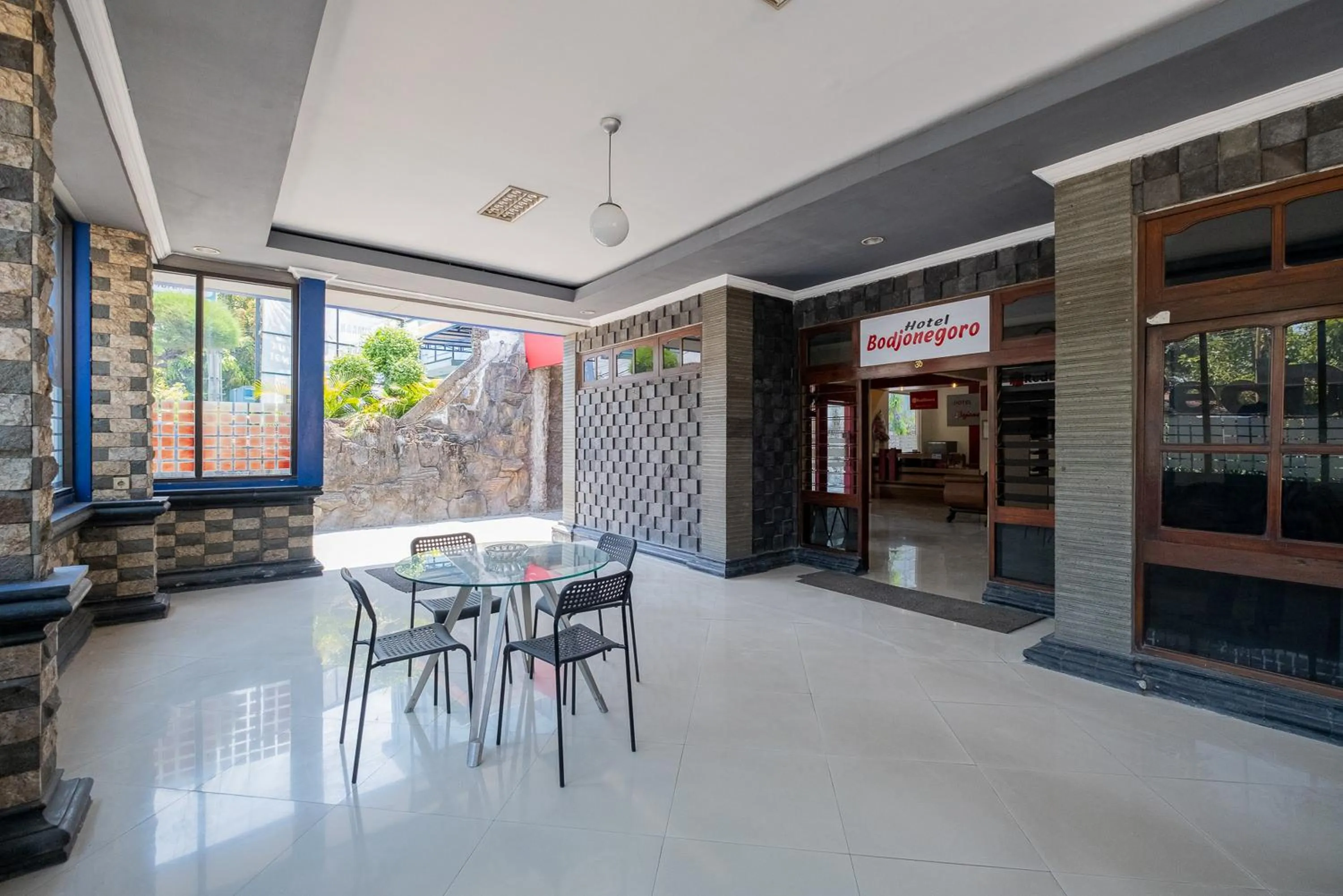 Seating area in RedDoorz near Bojonegoro Train Station
