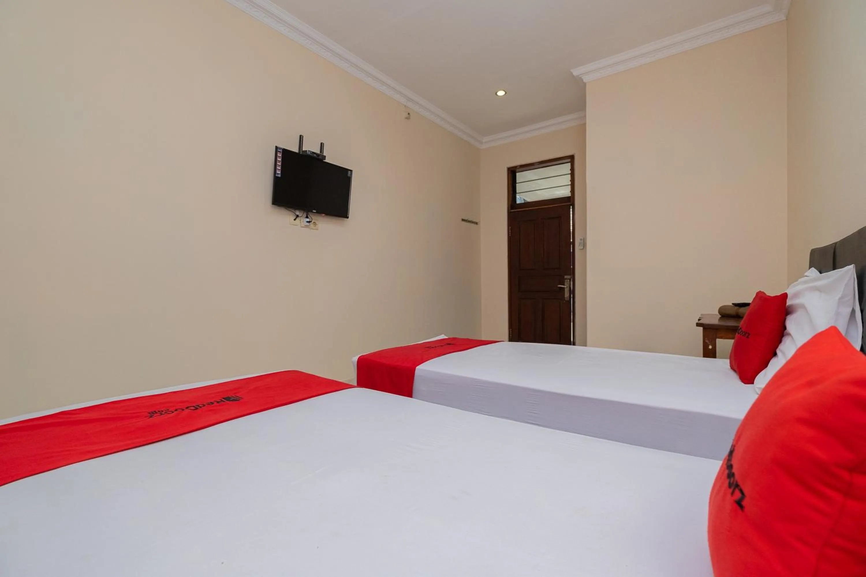 Bed in RedDoorz near Bojonegoro Train Station