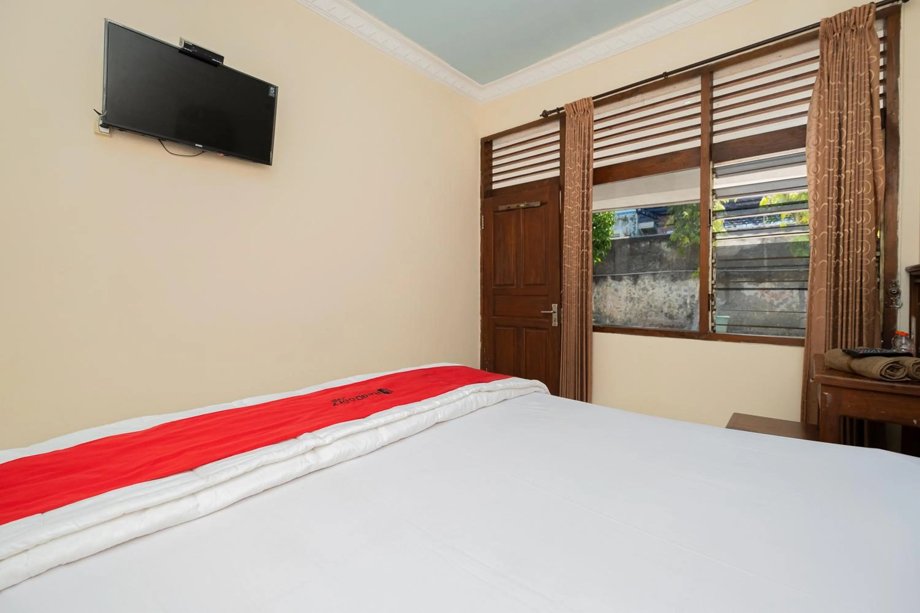 Bed in RedDoorz near Bojonegoro Train Station