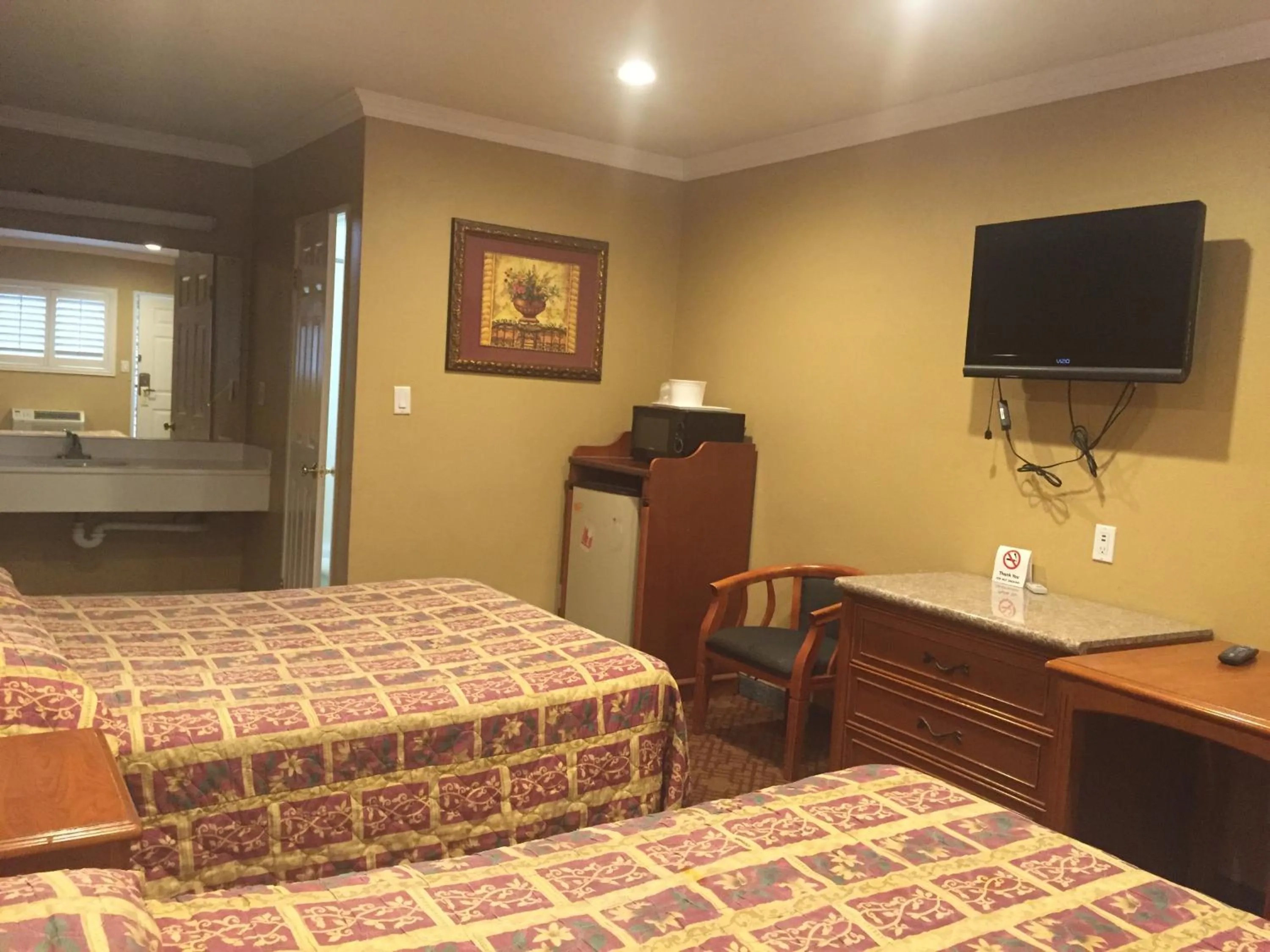 Photo of the whole room, Bed in Beverly Inn