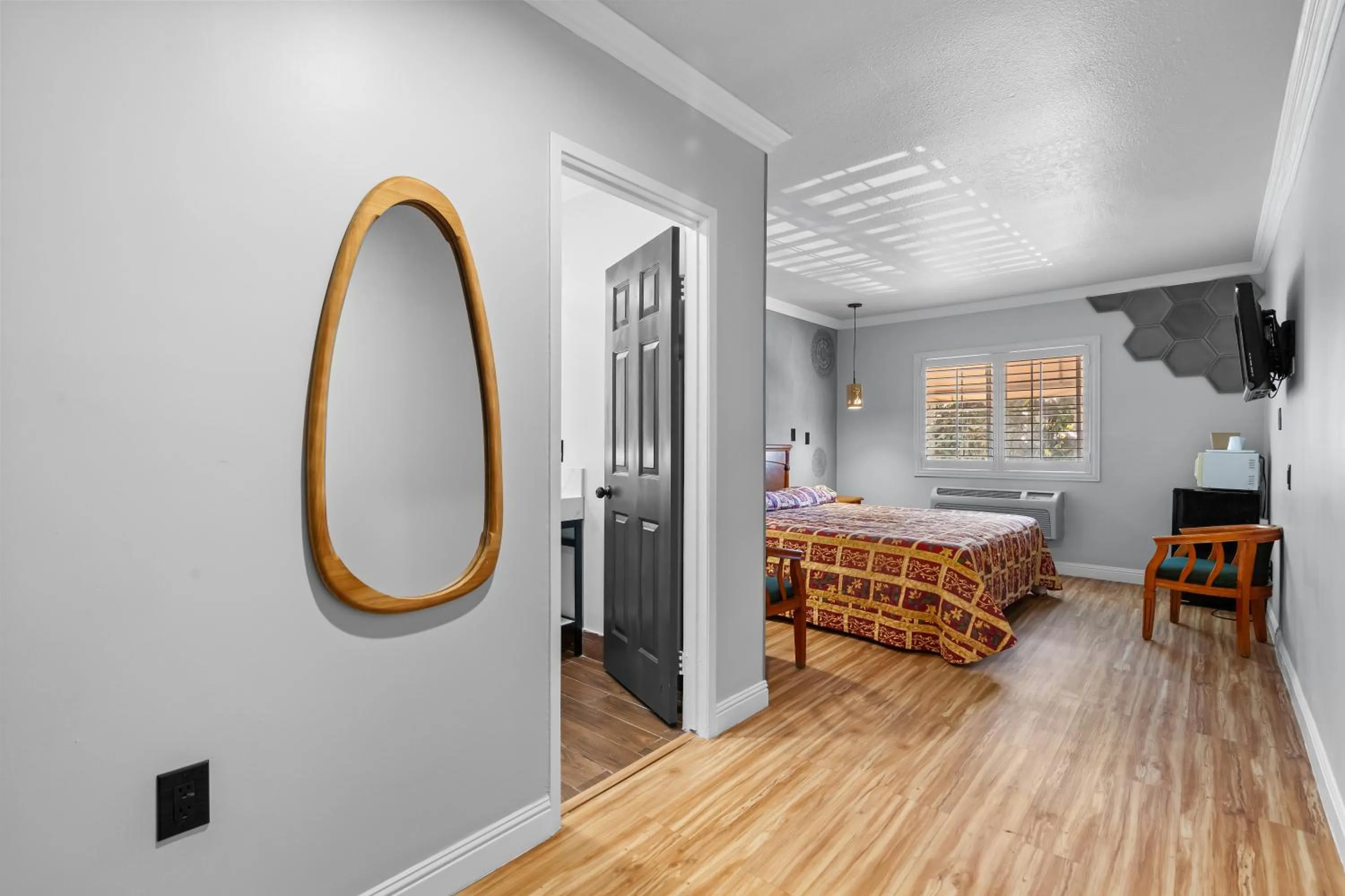 Photo of the whole room, Bed in Beverly Inn