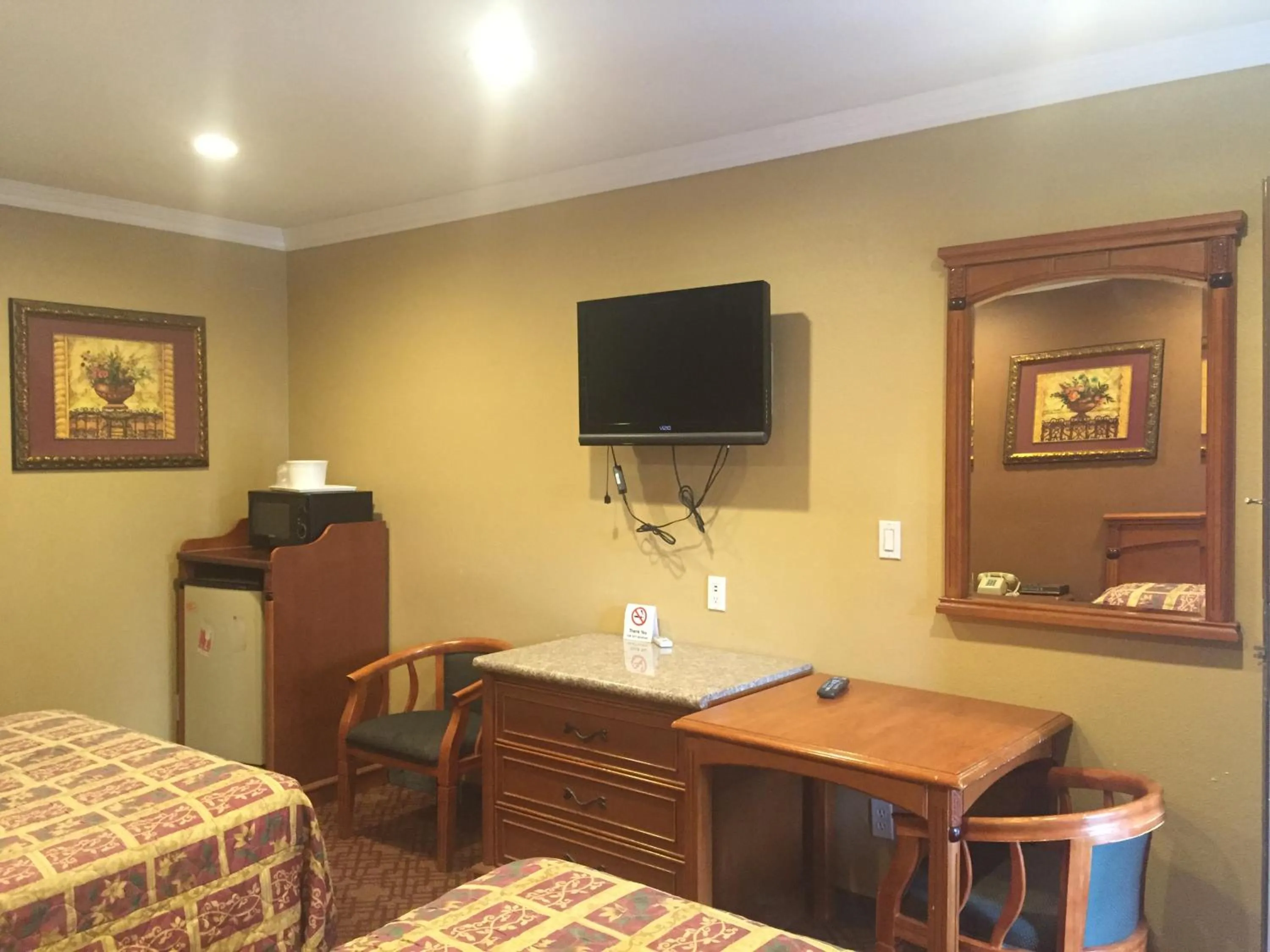 Decorative detail, Bed in Beverly Inn