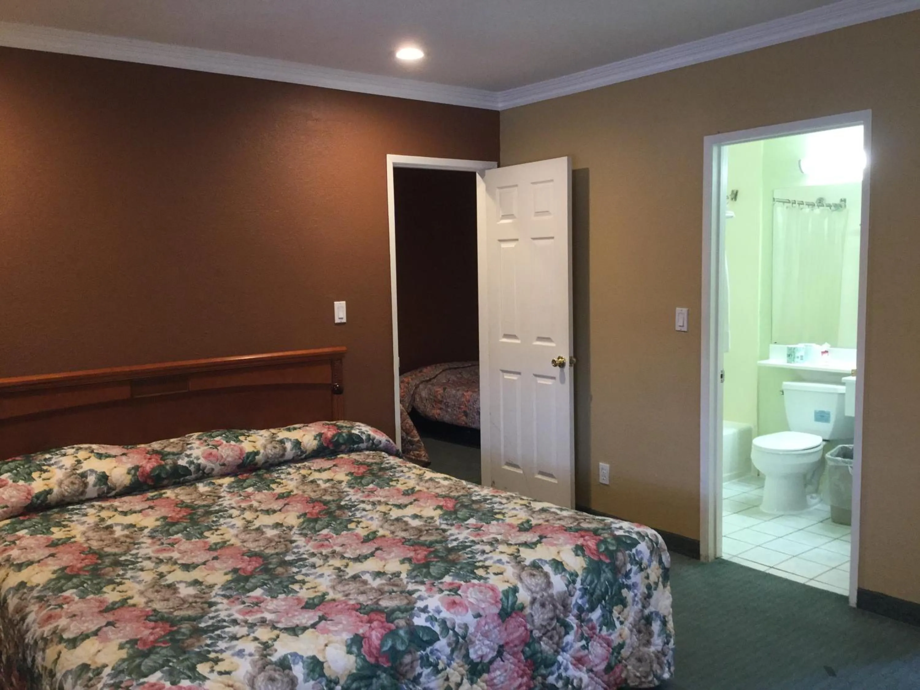 Photo of the whole room, Bed in Beverly Inn