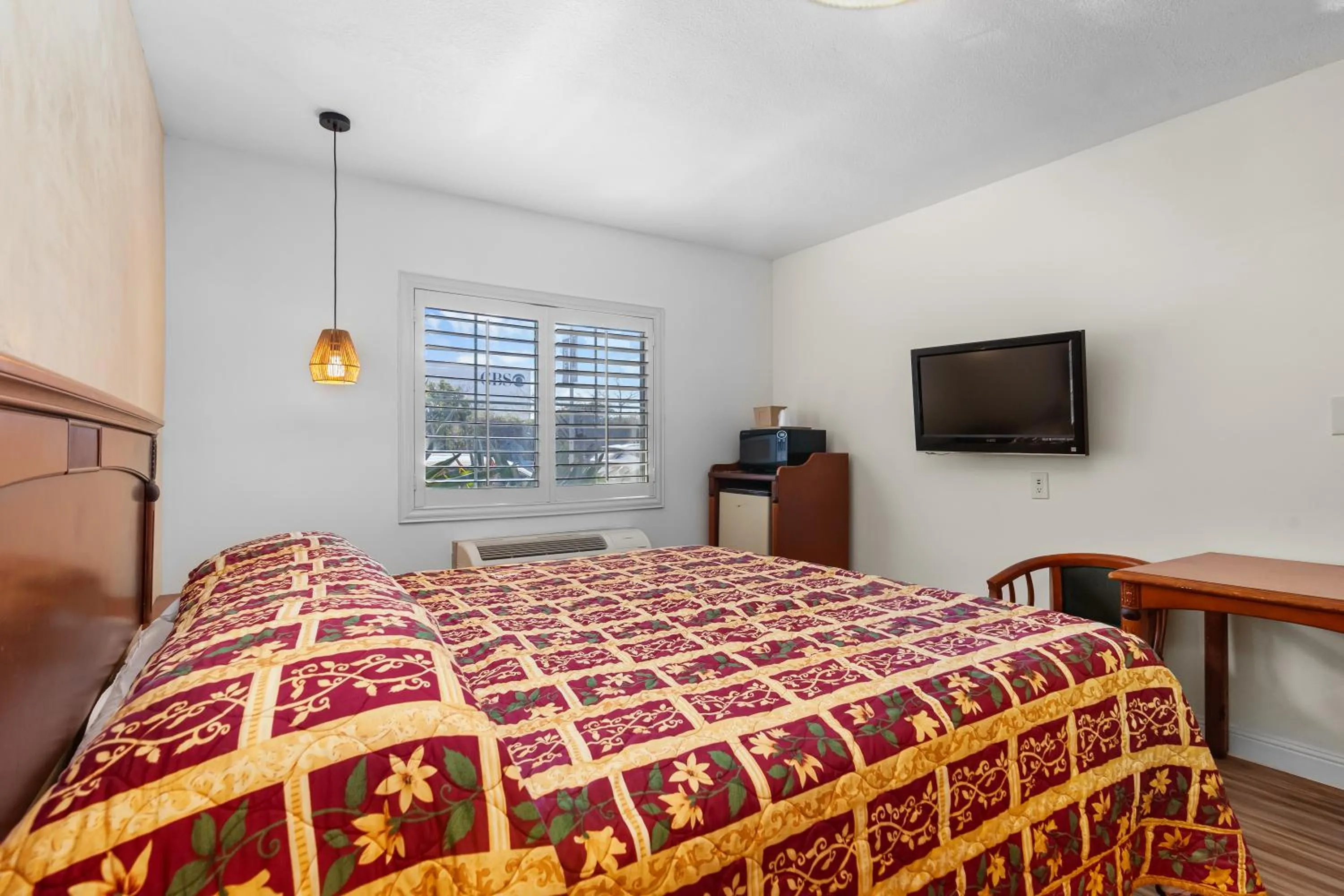 Photo of the whole room, Bed in Beverly Inn