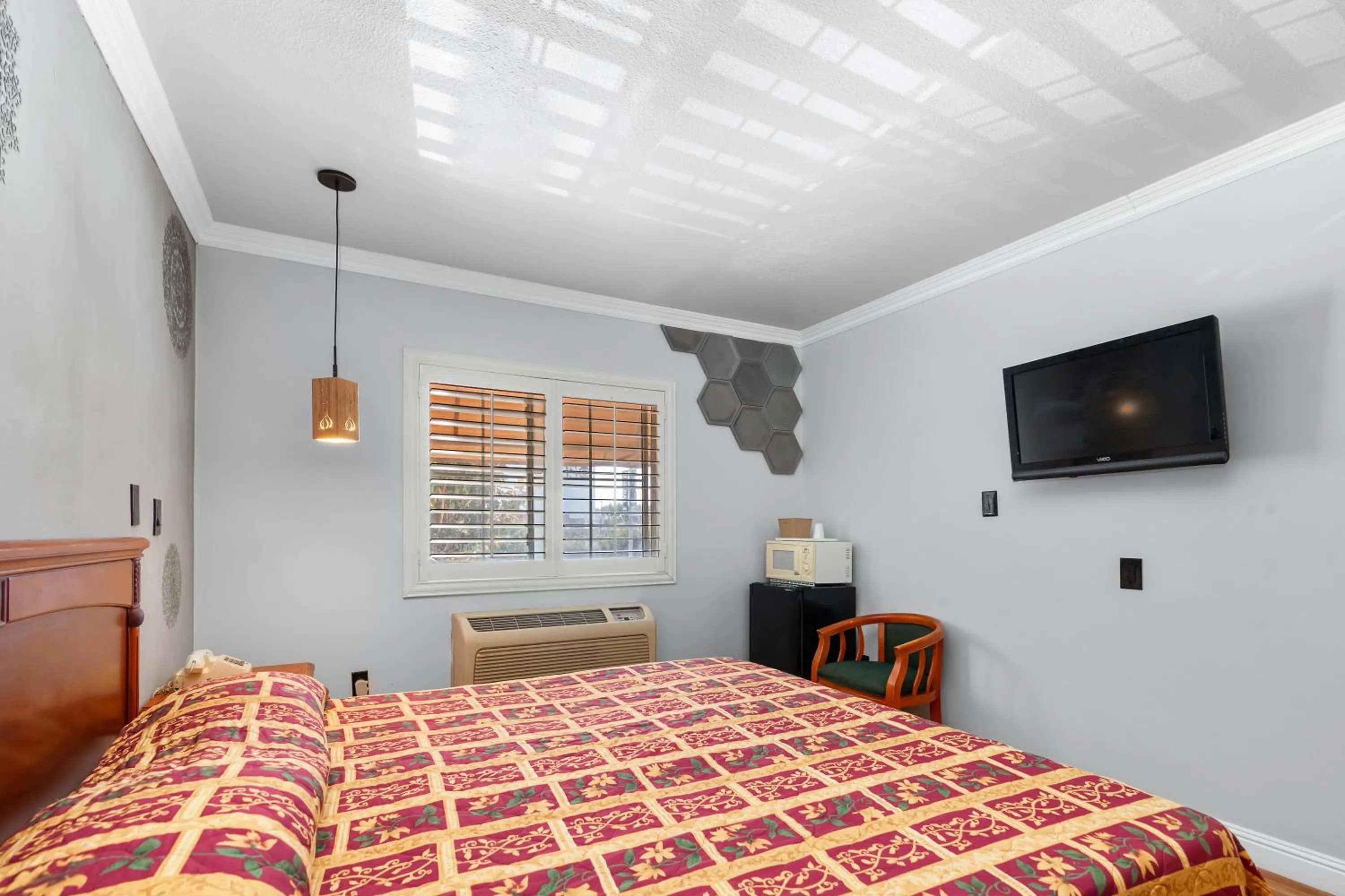 Photo of the whole room, Bed in Beverly Inn