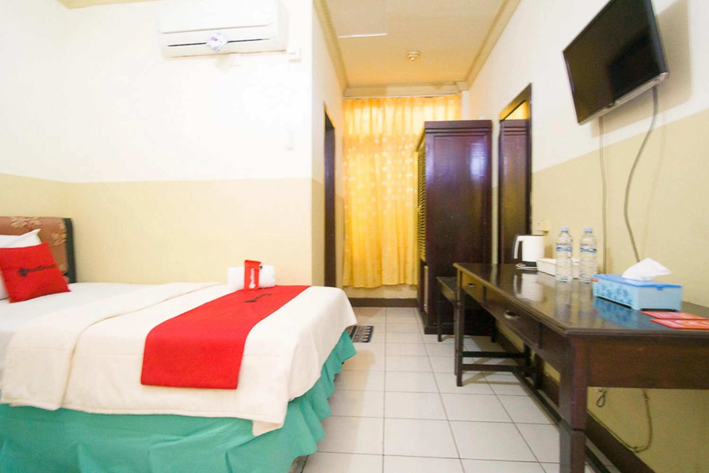 Bed in RedDoorz plus near Pelabuhan Bitung