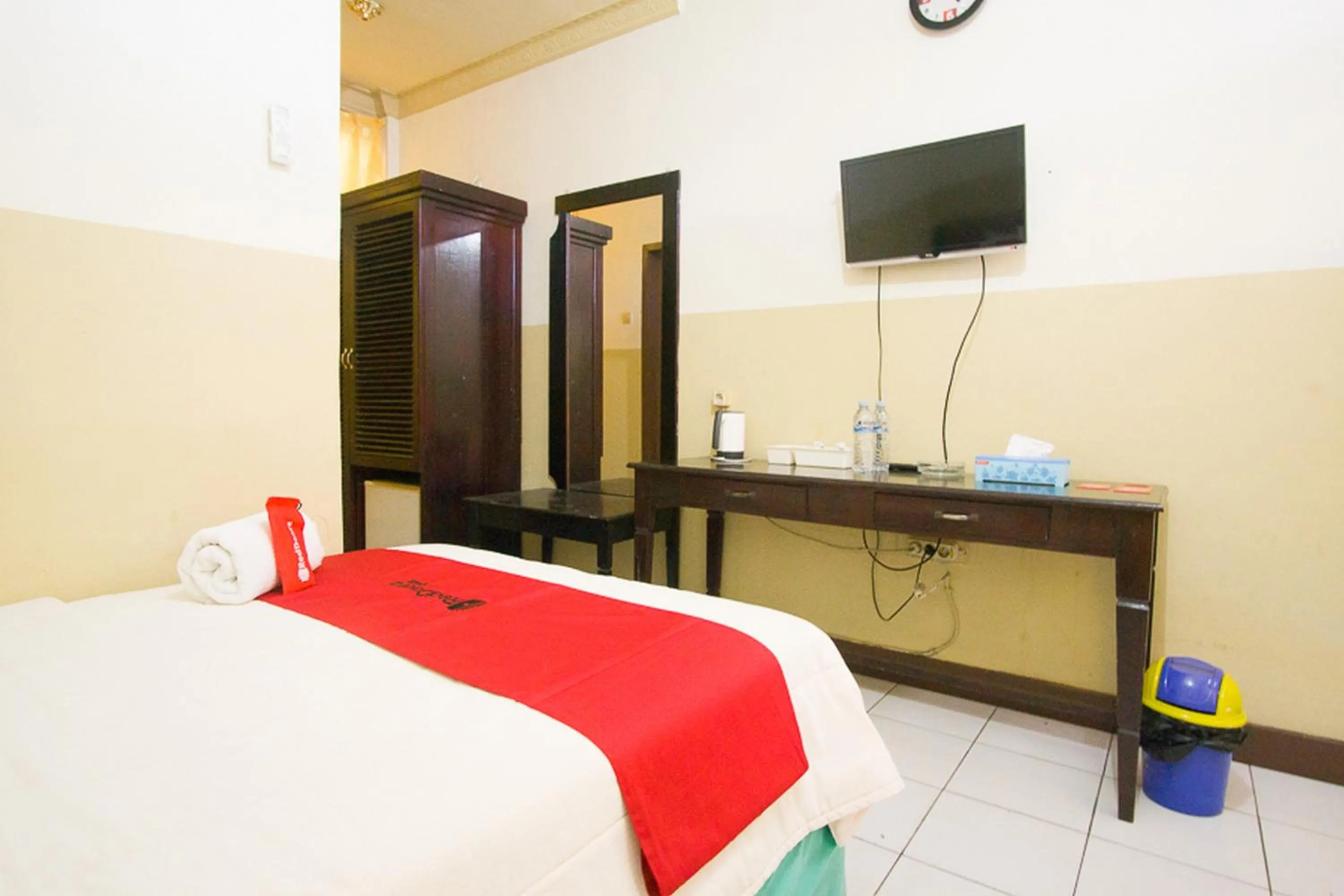 Photo of the whole room, Bed in RedDoorz plus near Pelabuhan Bitung