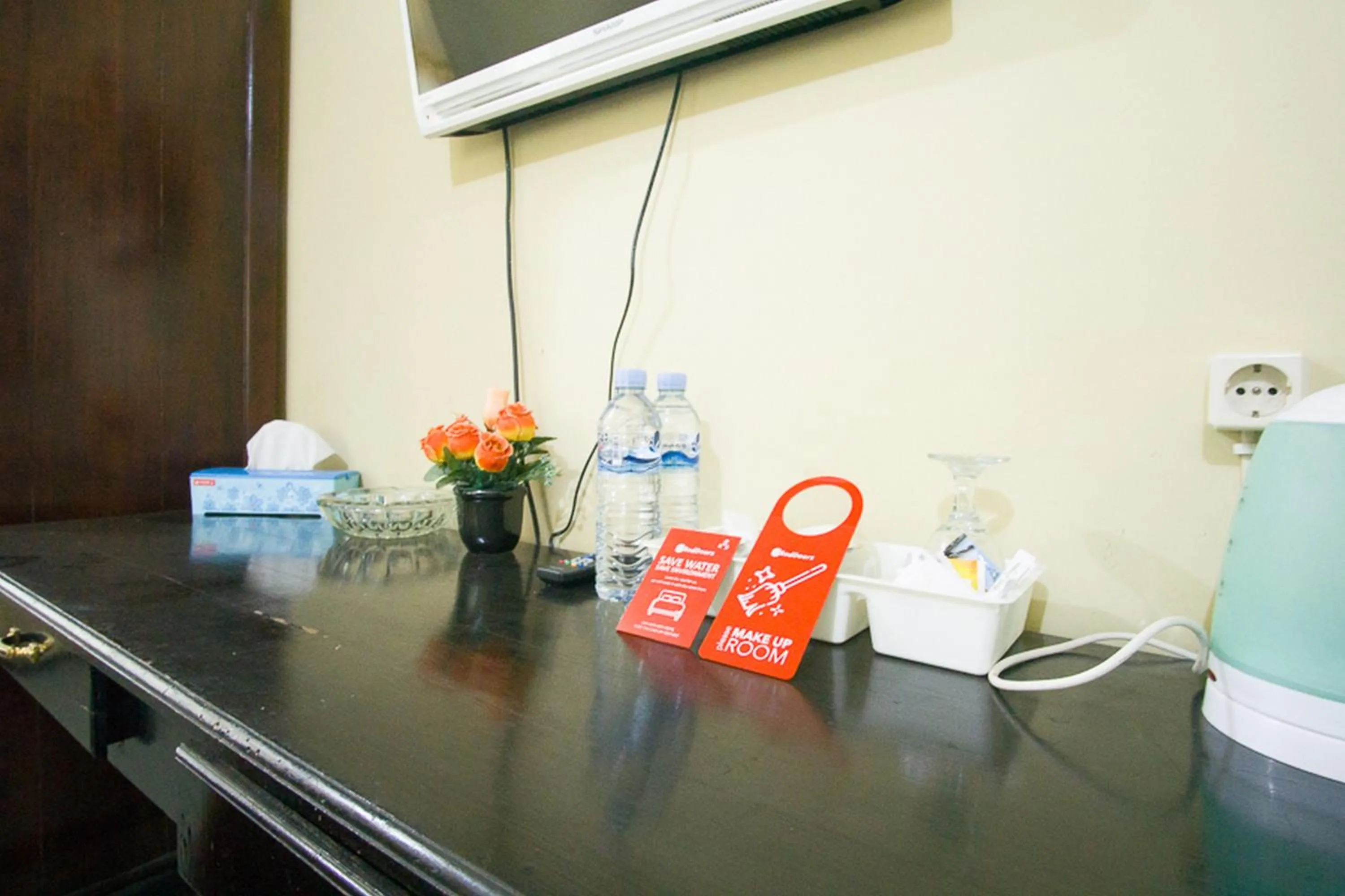 Meeting/conference room in RedDoorz plus near Pelabuhan Bitung