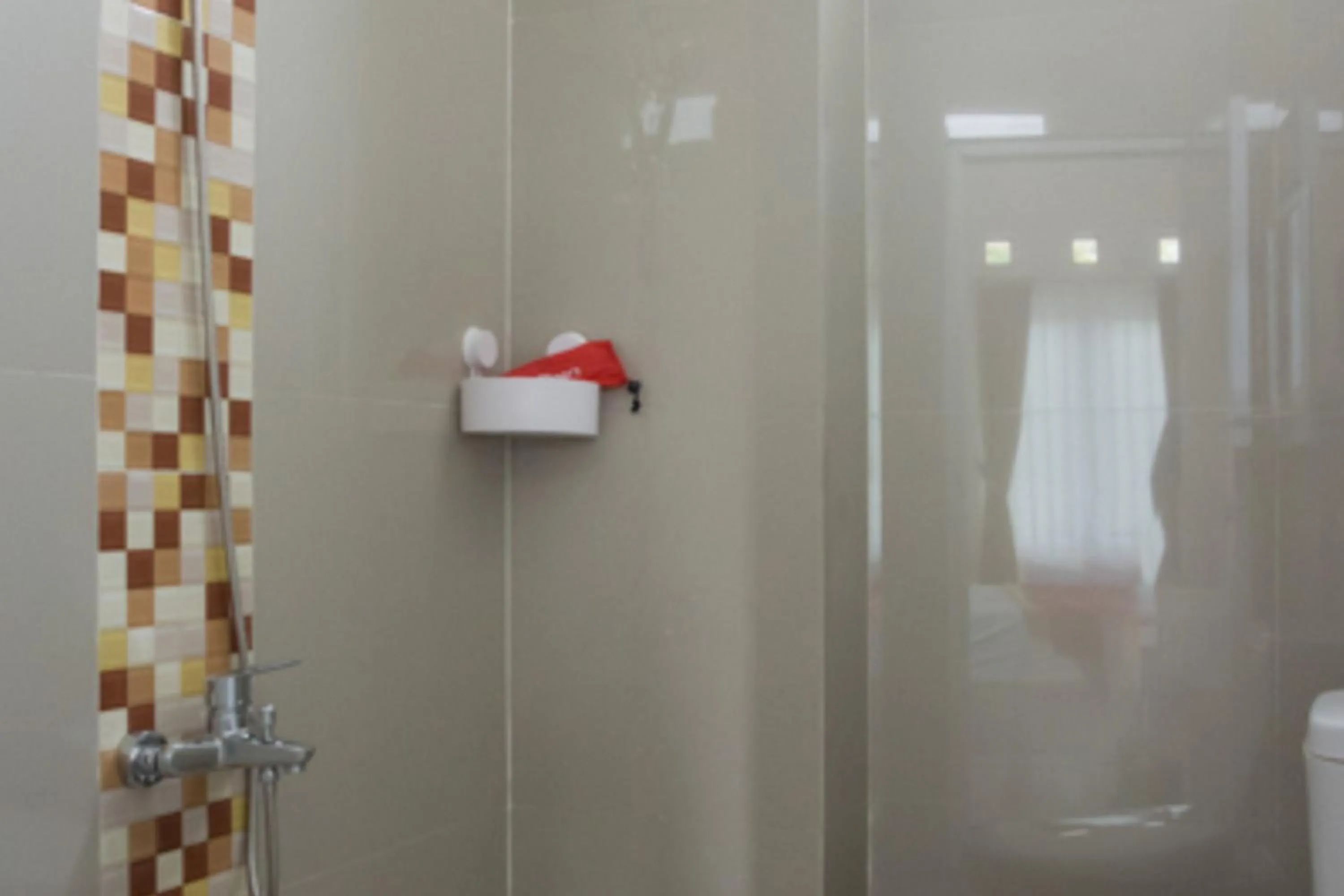 Bathroom in RedDoorz Syariah near Taman Pelangi Monjali